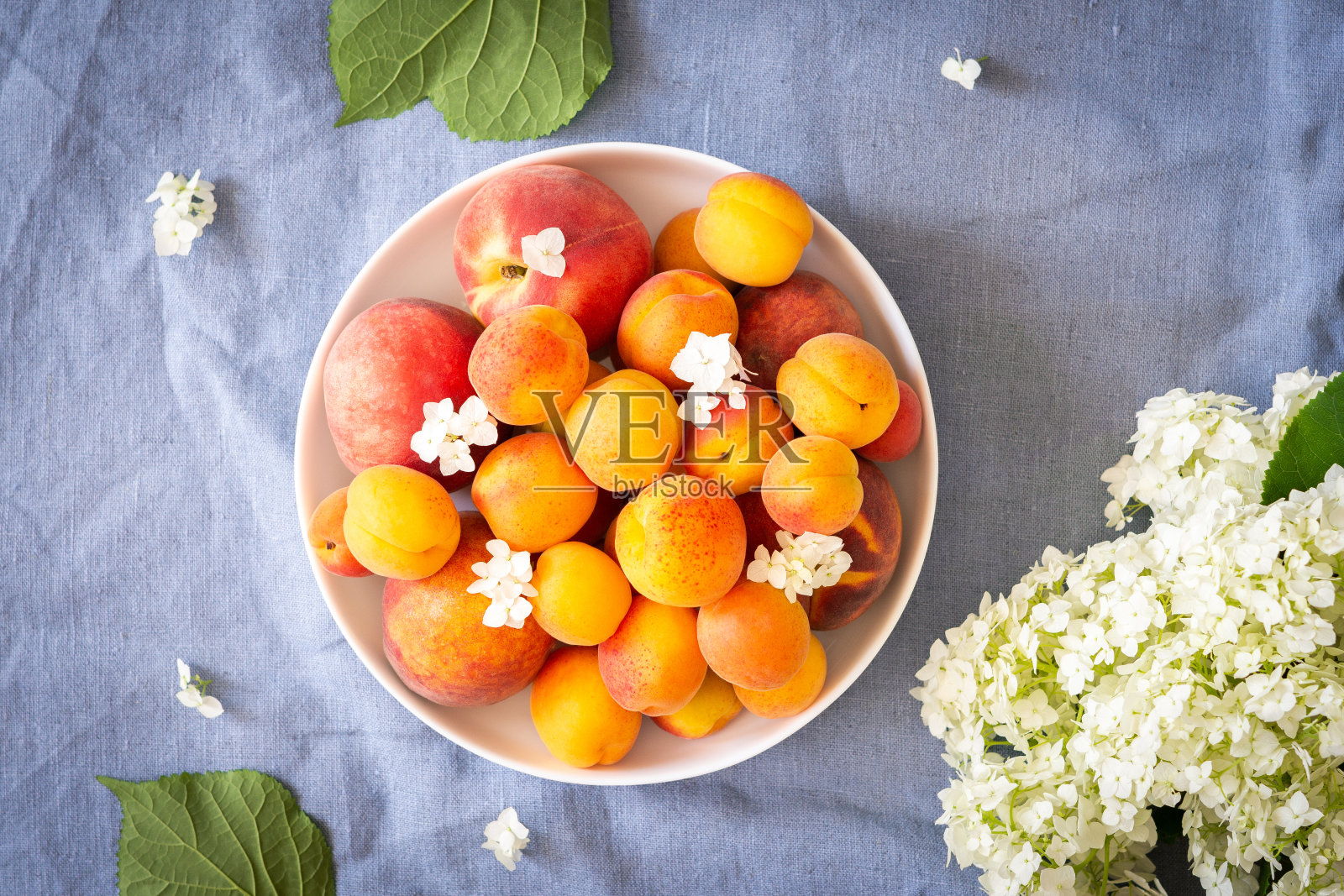 成熟多汁的杏和桃照片摄影图片