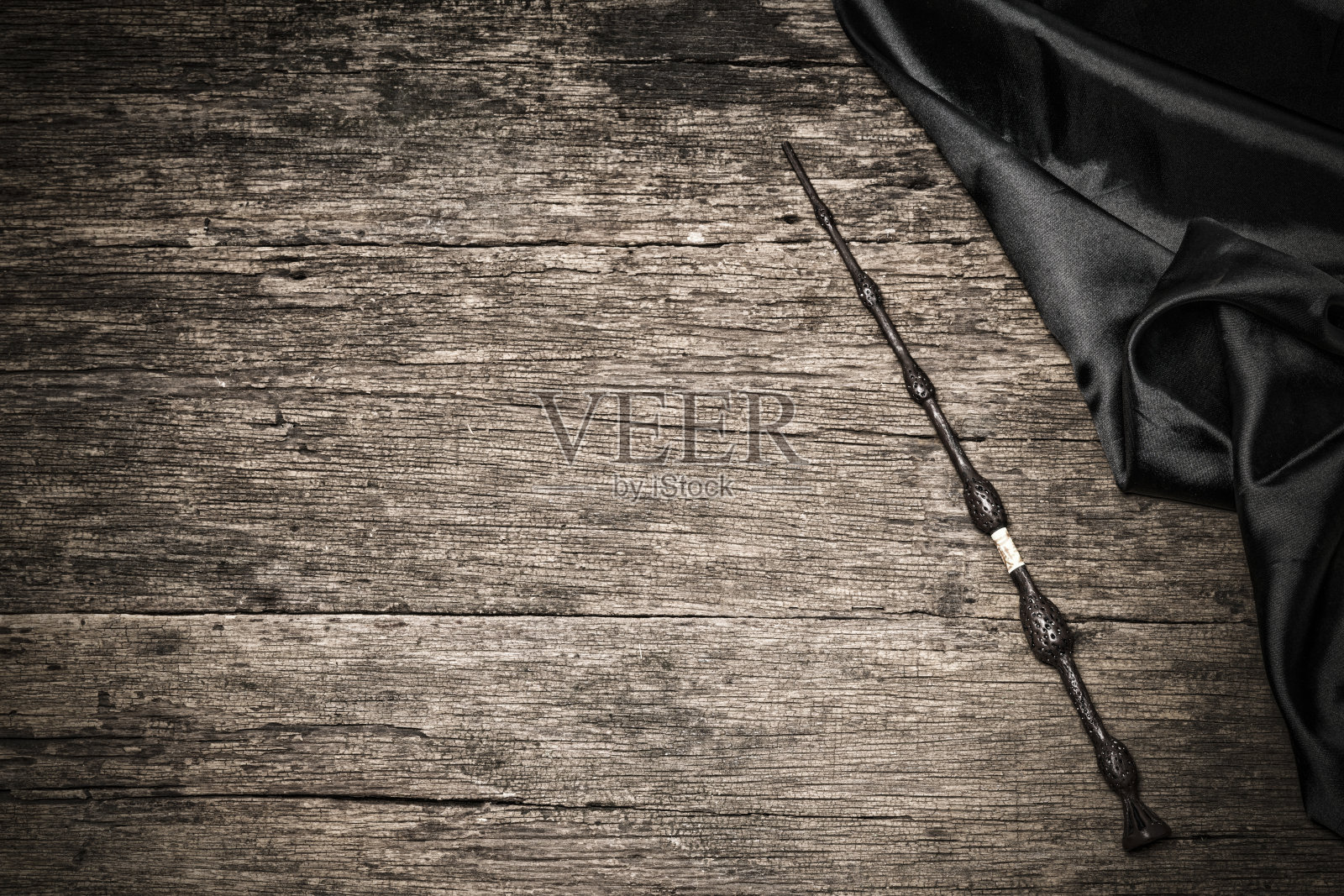 魔术棒在木桌上,魔术棒Wizard工具在古董木制背景。照片摄影图片