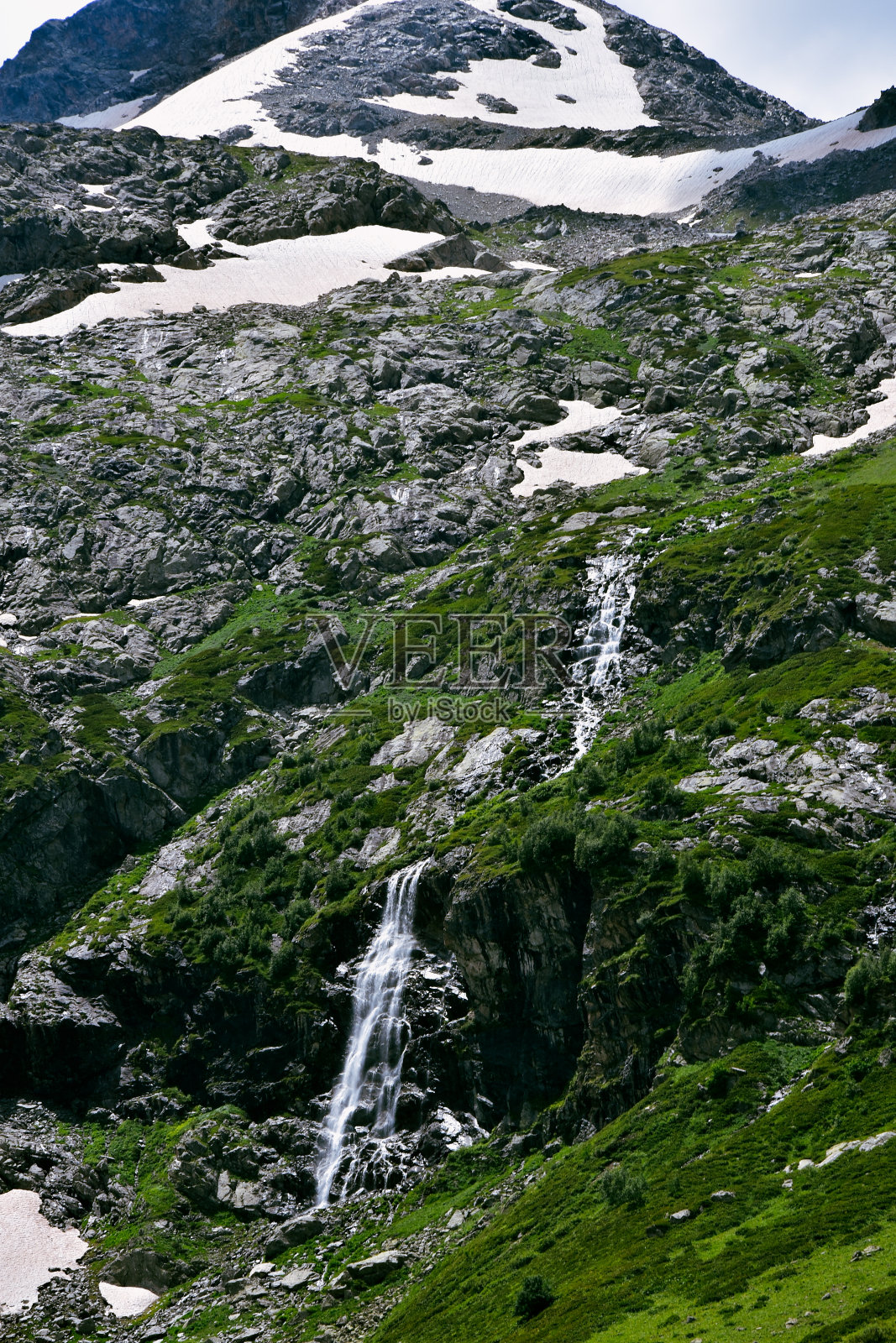高加索山脉的美丽景色。背景是高加索雪峰上的瀑布。照片摄影图片