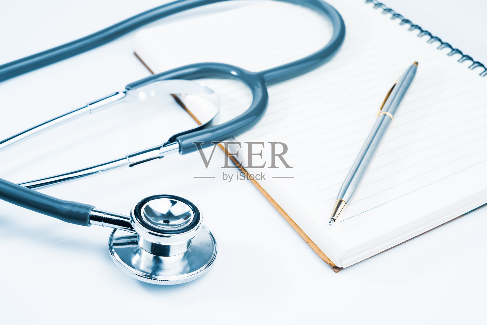 医用听诊器上的空白记事本照片摄影图片