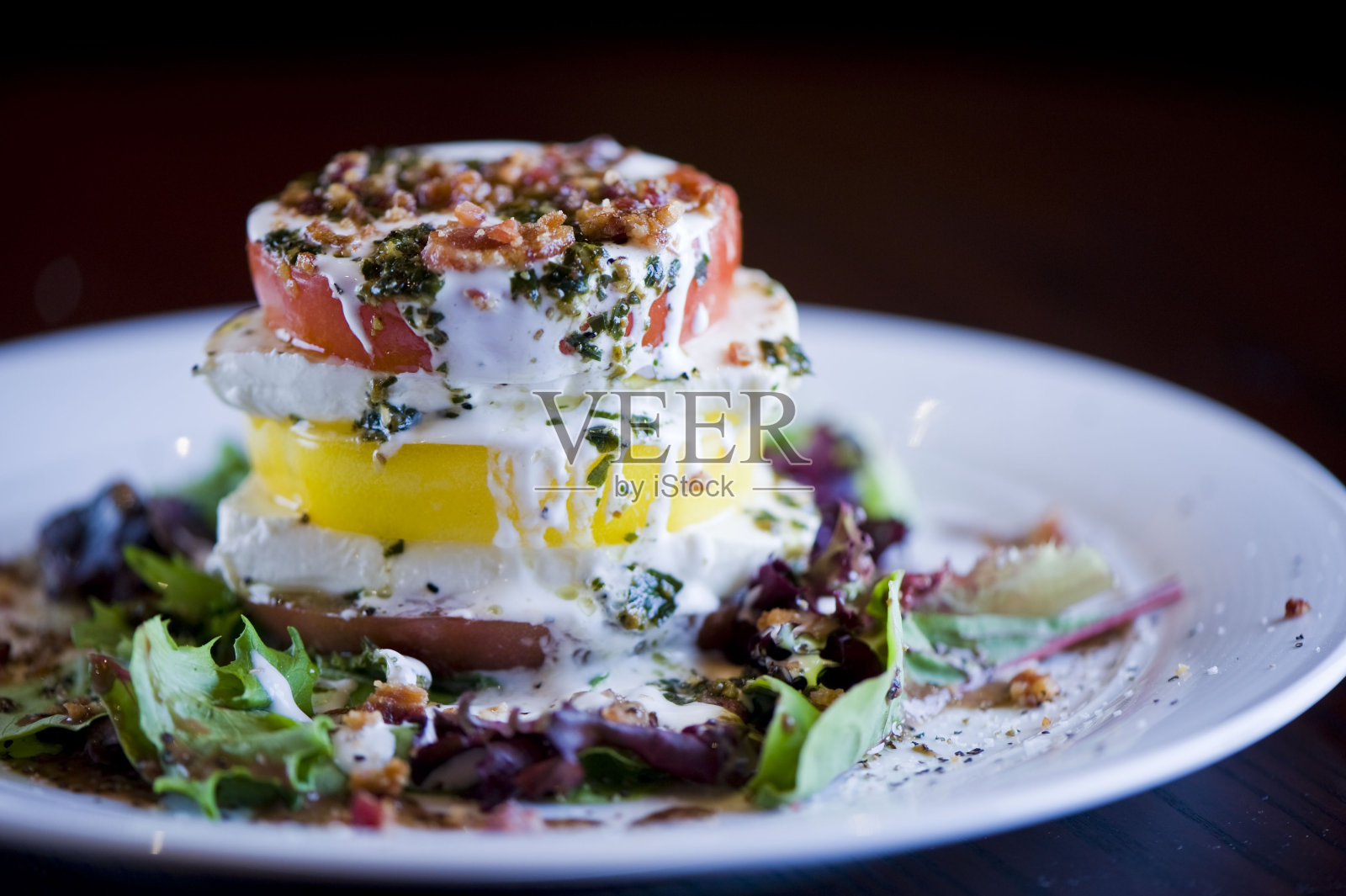 西红柿和马苏里拉奶酪沙拉。加熏肉、炸土豆和煎蛋。经典的法式,意大利或美国餐厅沙拉,羽衣甘蓝,比布生菜,杏仁,核桃,西红柿,培根,蓝奶酪,鳄梨和橄榄油。照片摄影图片