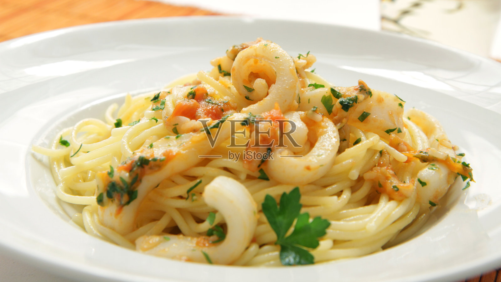 鱿鱼和蔬菜意大利面照片摄影图片