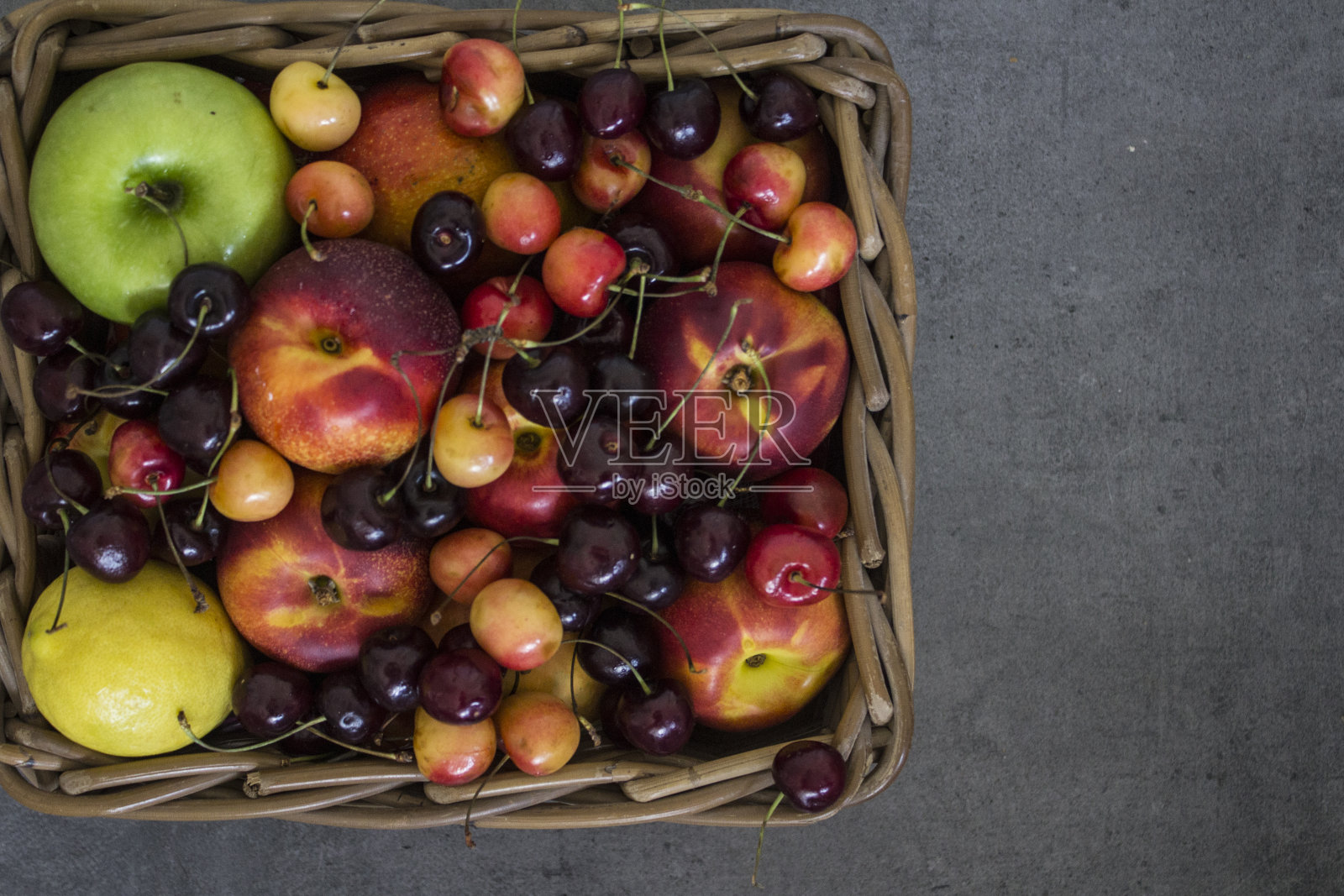 一篮新鲜水果浆果照片摄影图片
