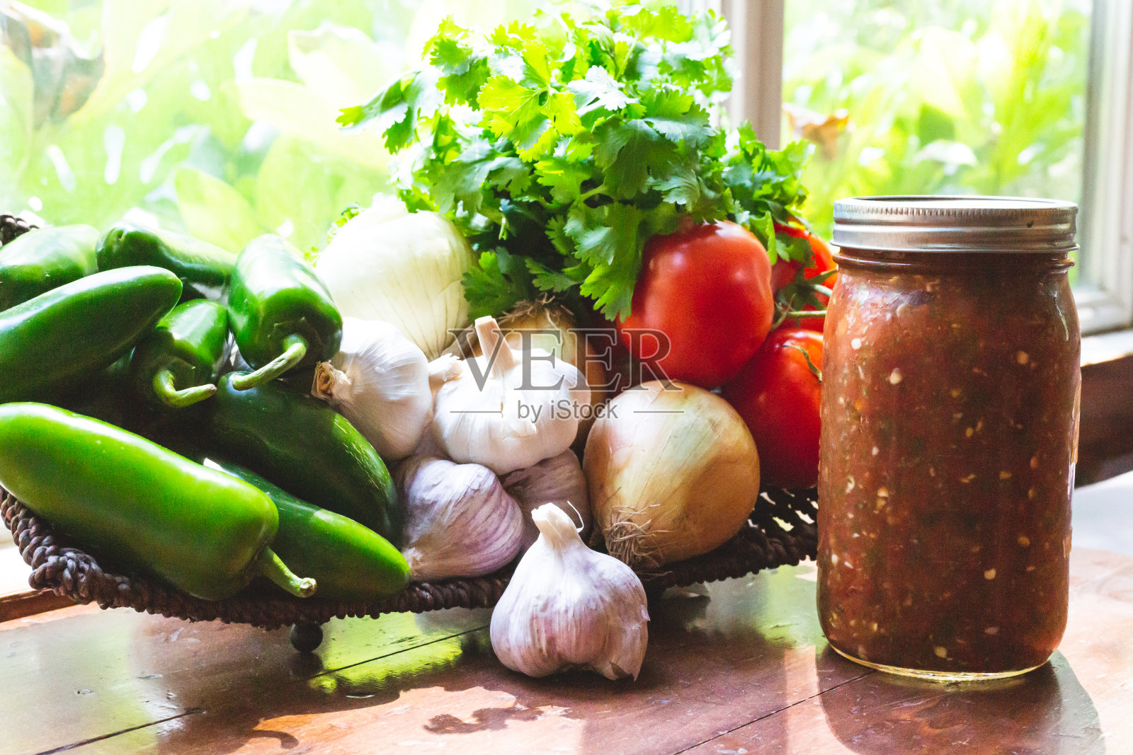 篮子里装着做莎莎酱的新鲜蔬菜原料照片摄影图片