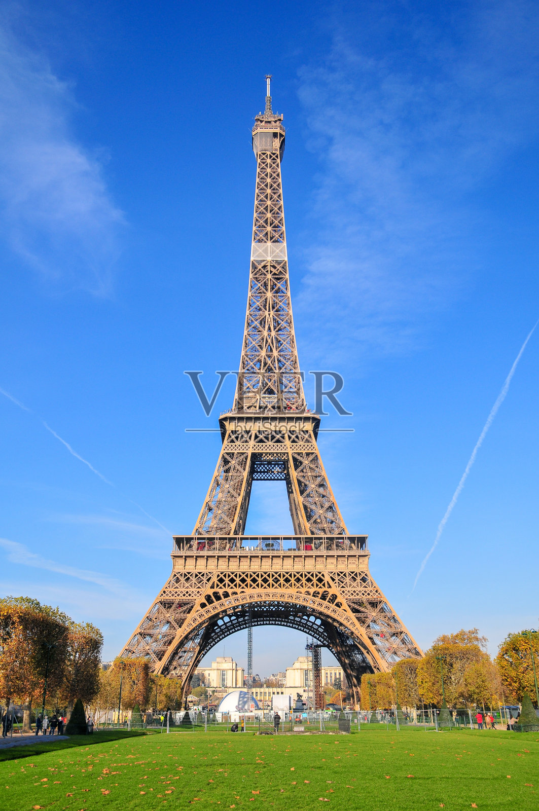 埃菲尔铁塔在美丽的蓝天下闪闪发光照片摄影图片