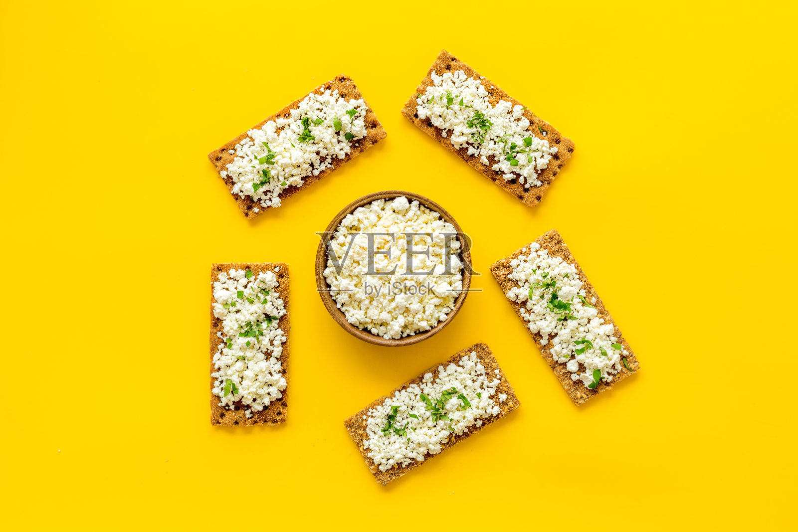 从上面来的早餐是烤白干酪和绿色植物照片摄影图片