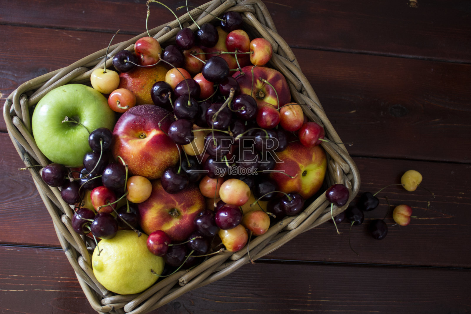 果篮里的夏季水果照片摄影图片