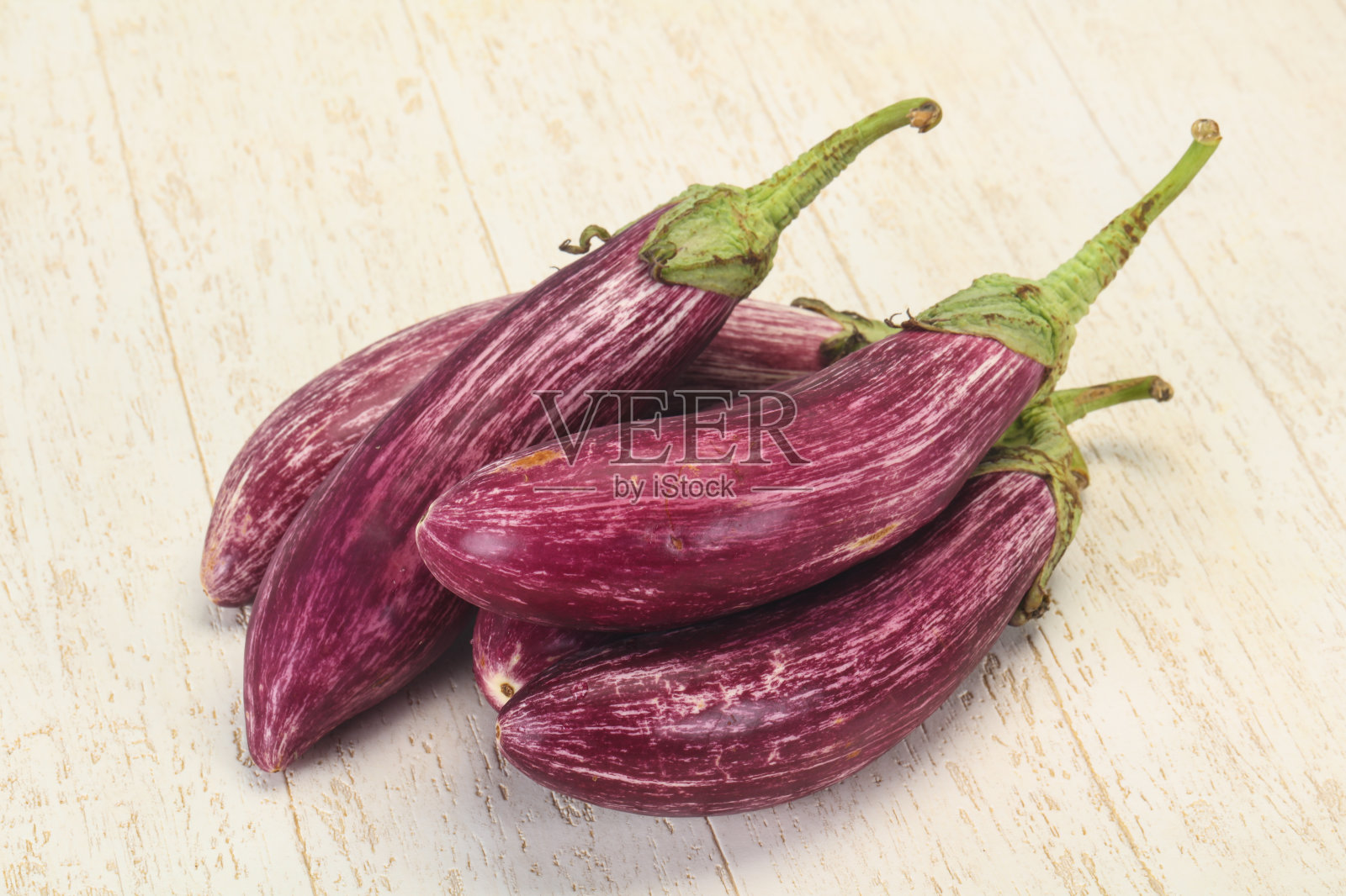 充满活力的美味成熟涂鸦茄子照片摄影图片