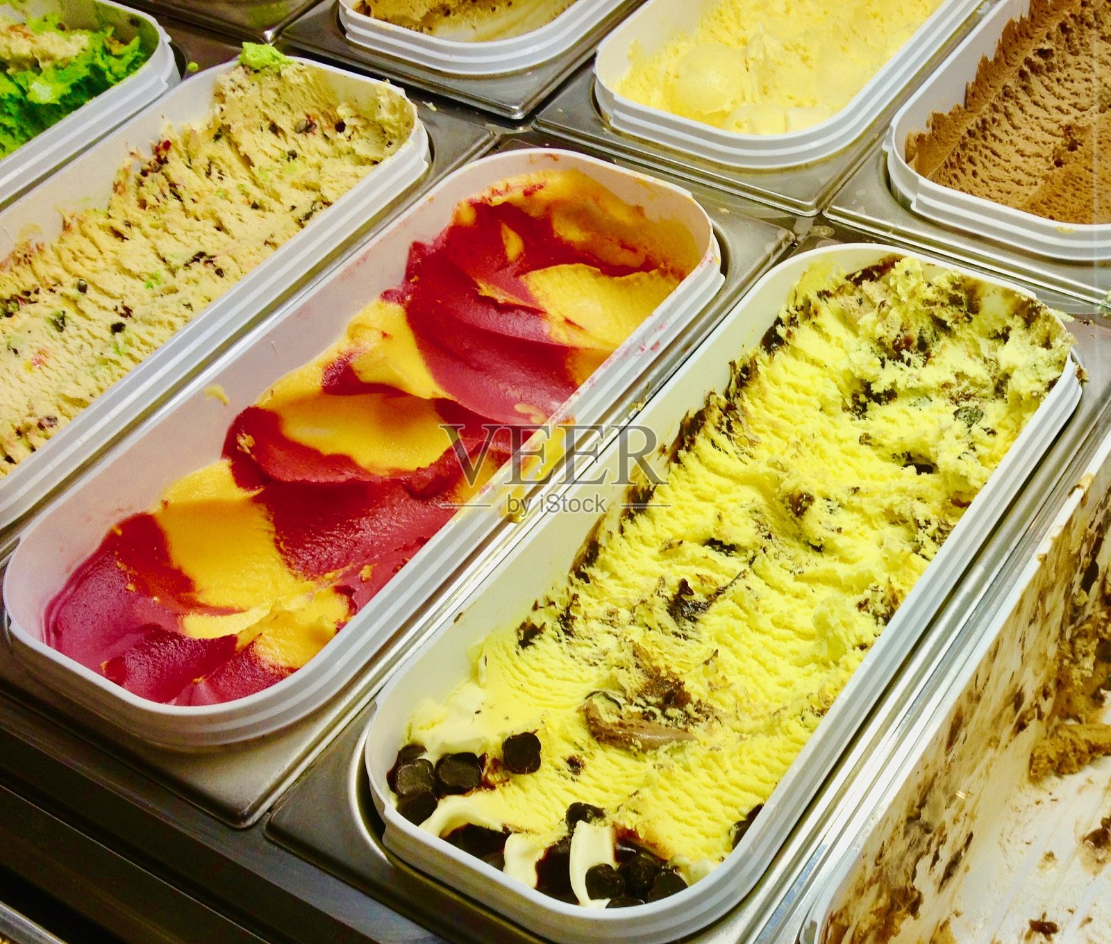 各种口味的冰淇淋柜台照片摄影图片