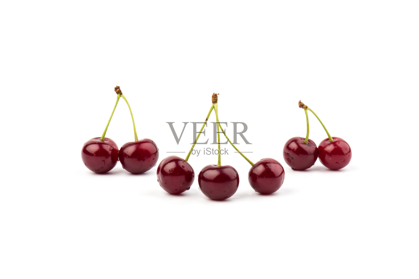 在白色背景上分离的黑莓。剪切路径。照片摄影图片