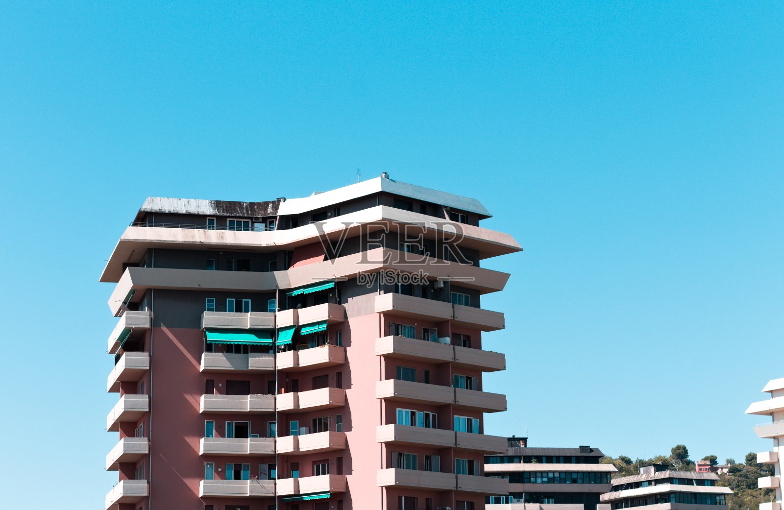 粉色和白色的建筑与蓝天背景(意大利,Pesaro,欧洲)照片摄影图片