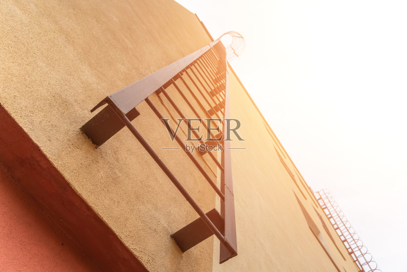 楼梯到楼顶的特写。底视图照片摄影图片