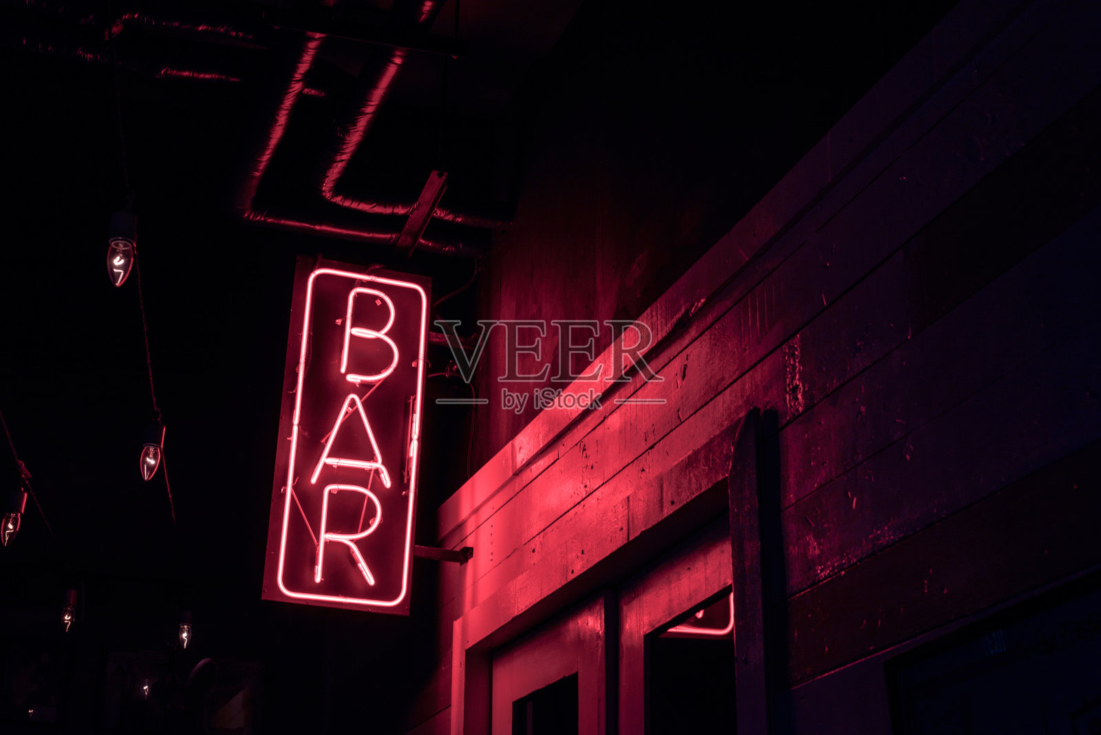 酒吧门口的霓虹灯招牌照片摄影图片
