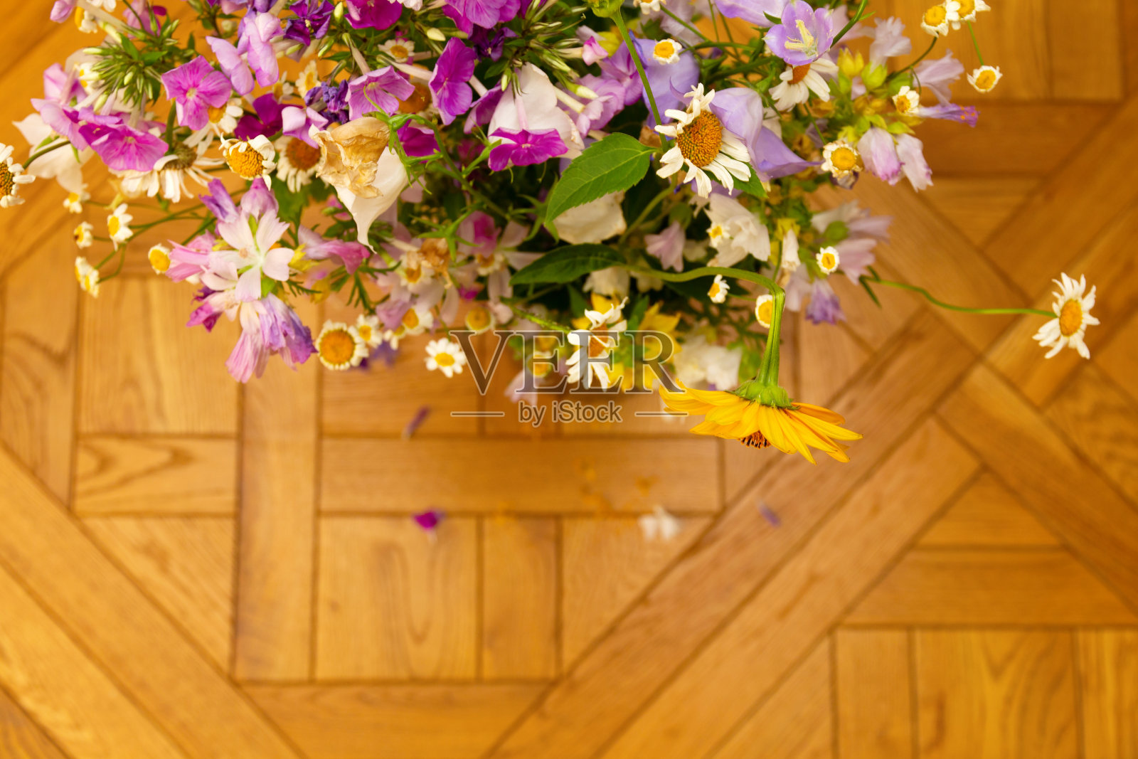 枯萎的花束花园里的木地板顶视图照片摄影图片