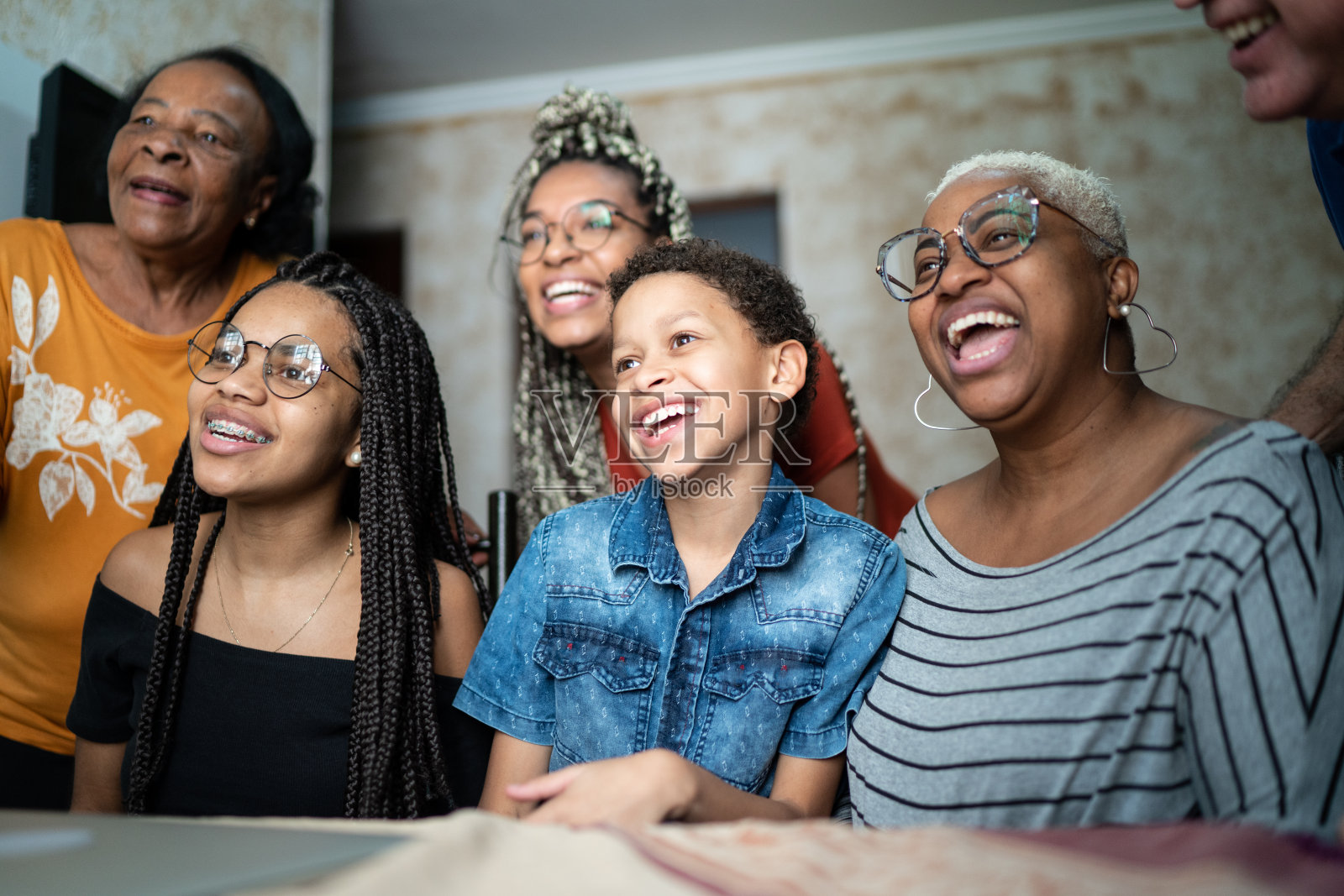 家人和朋友在家用笔记本电脑开视频会议照片摄影图片