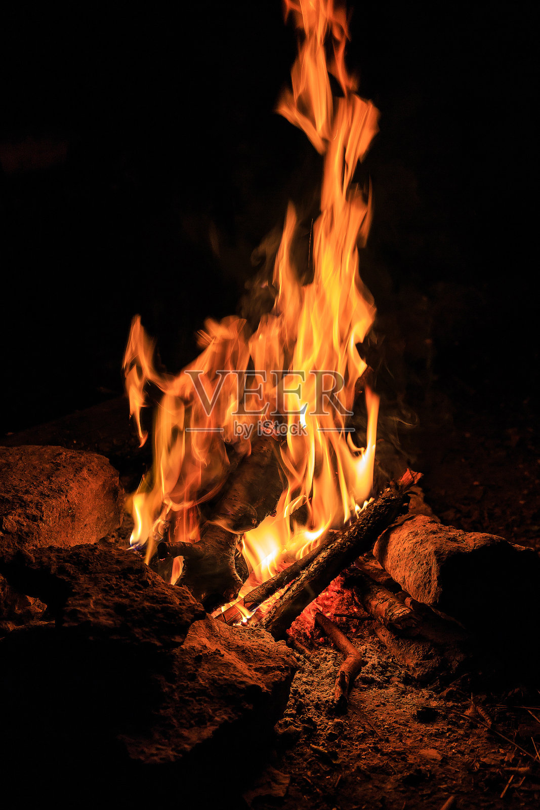 炽热的火焰在黑暗中燃烧。夜晚壮丽的火焰。一个特殊的p照片摄影图片