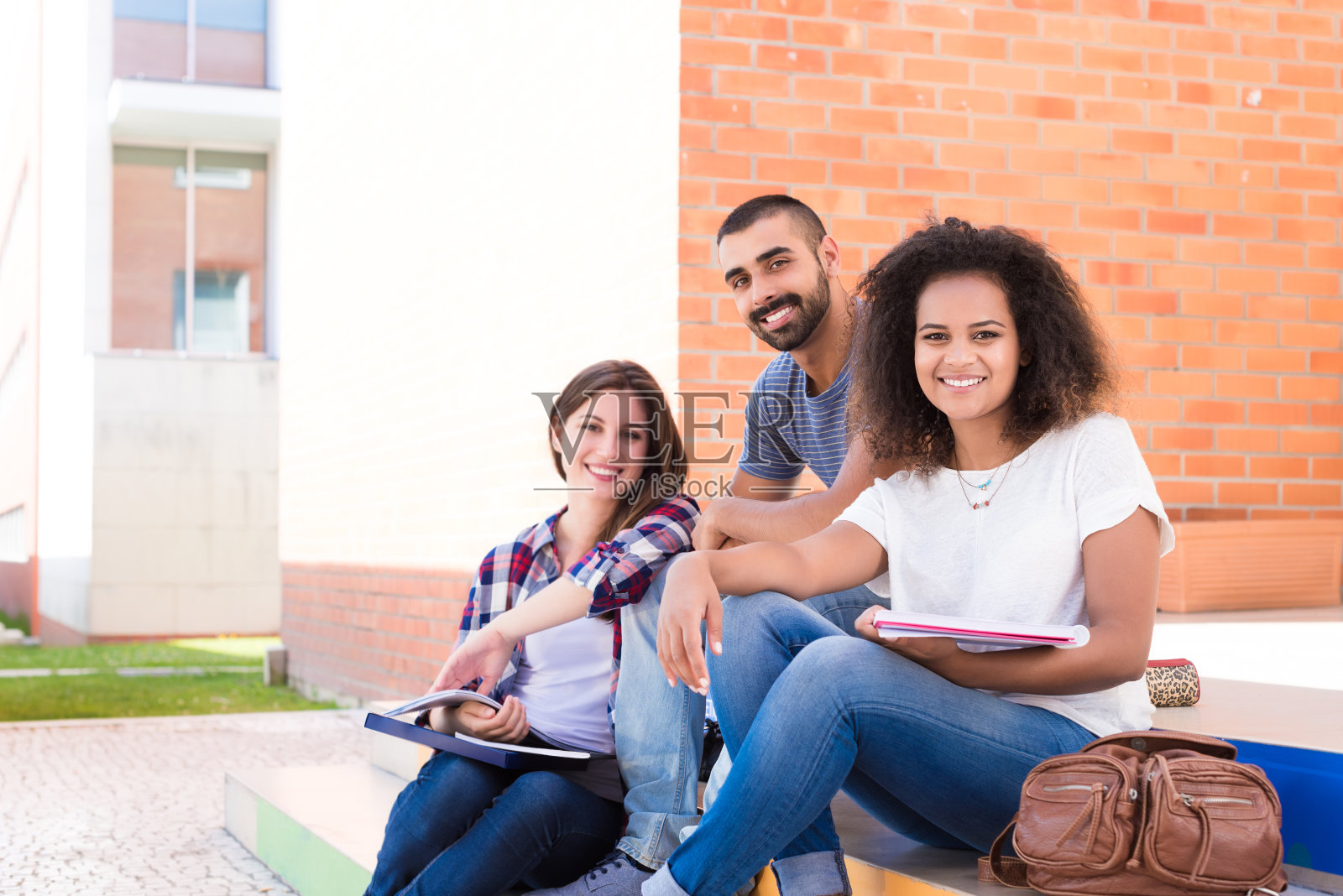 校园里的一群学生照片摄影图片