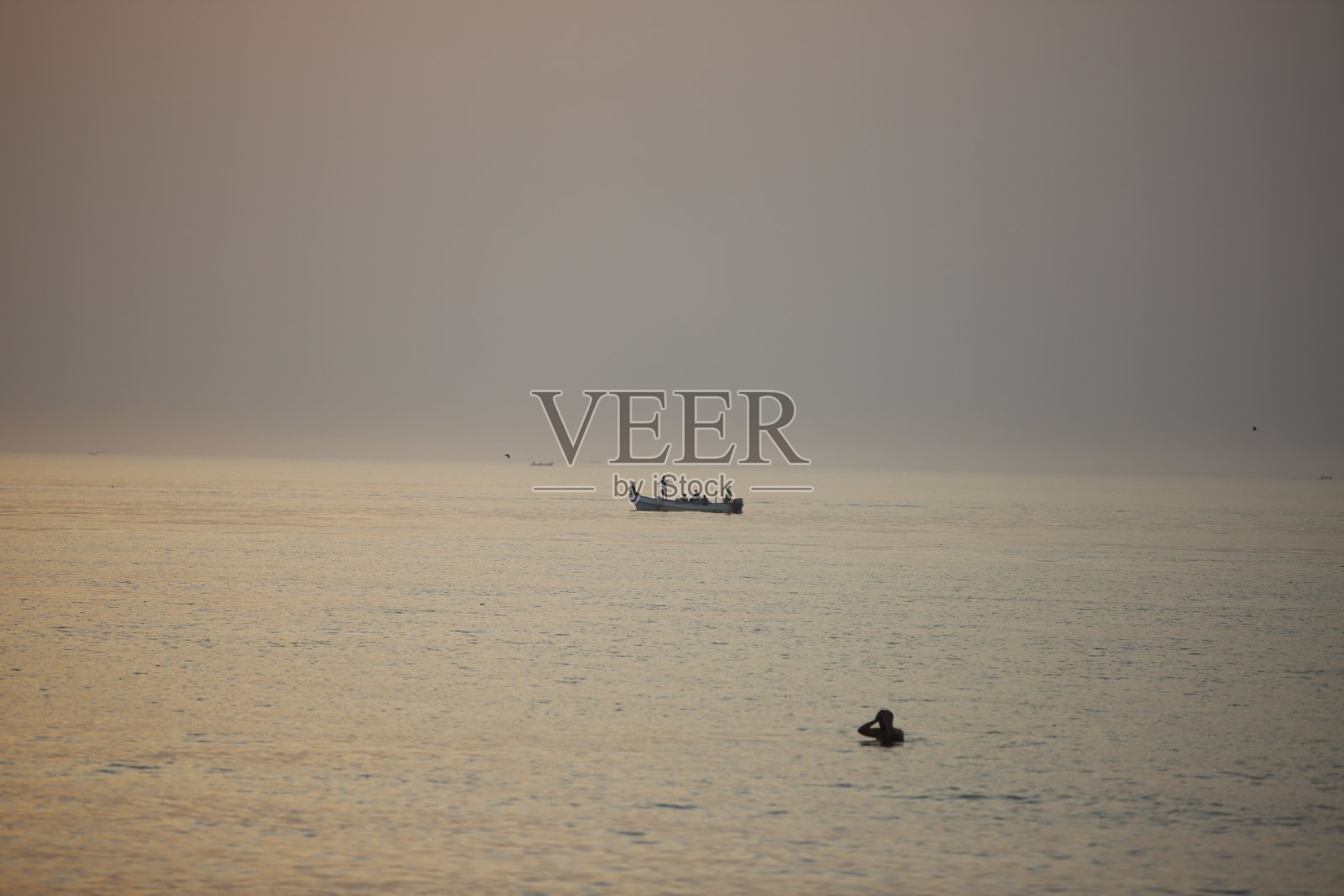 阿曼海滩上的人群剪影照片摄影图片