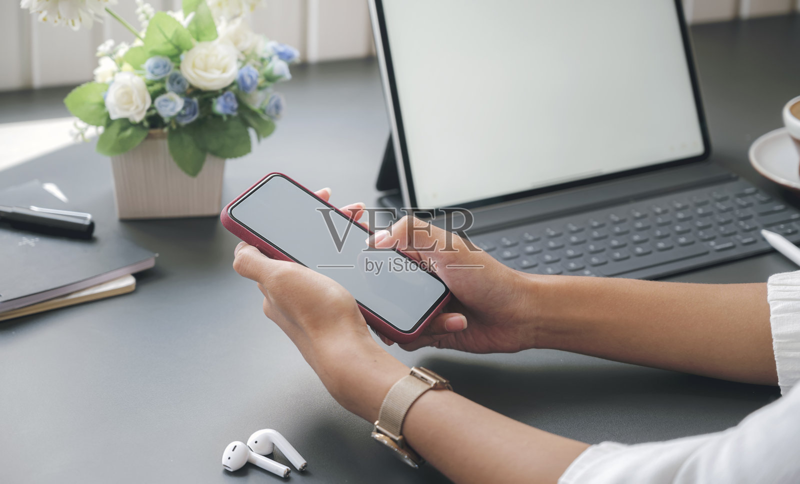 女性在家里使用黑屏手机。照片摄影图片