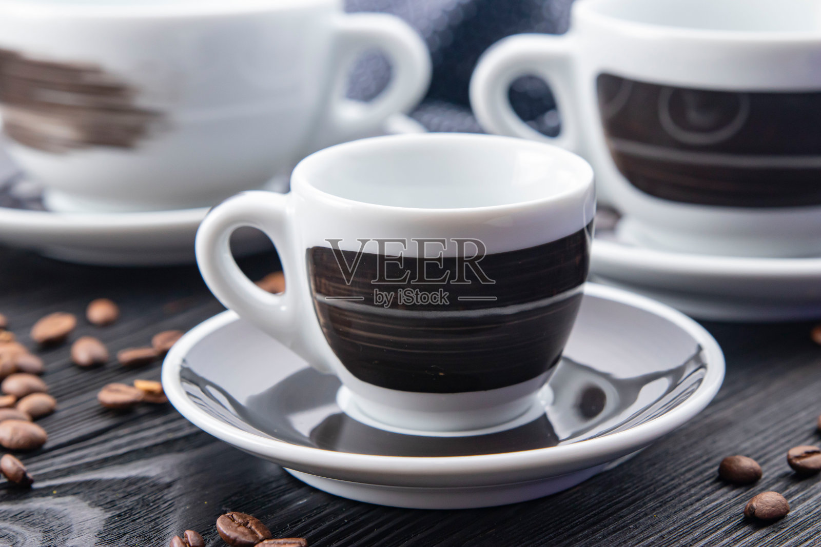 黑色背景上的黑色杯子照片摄影图片