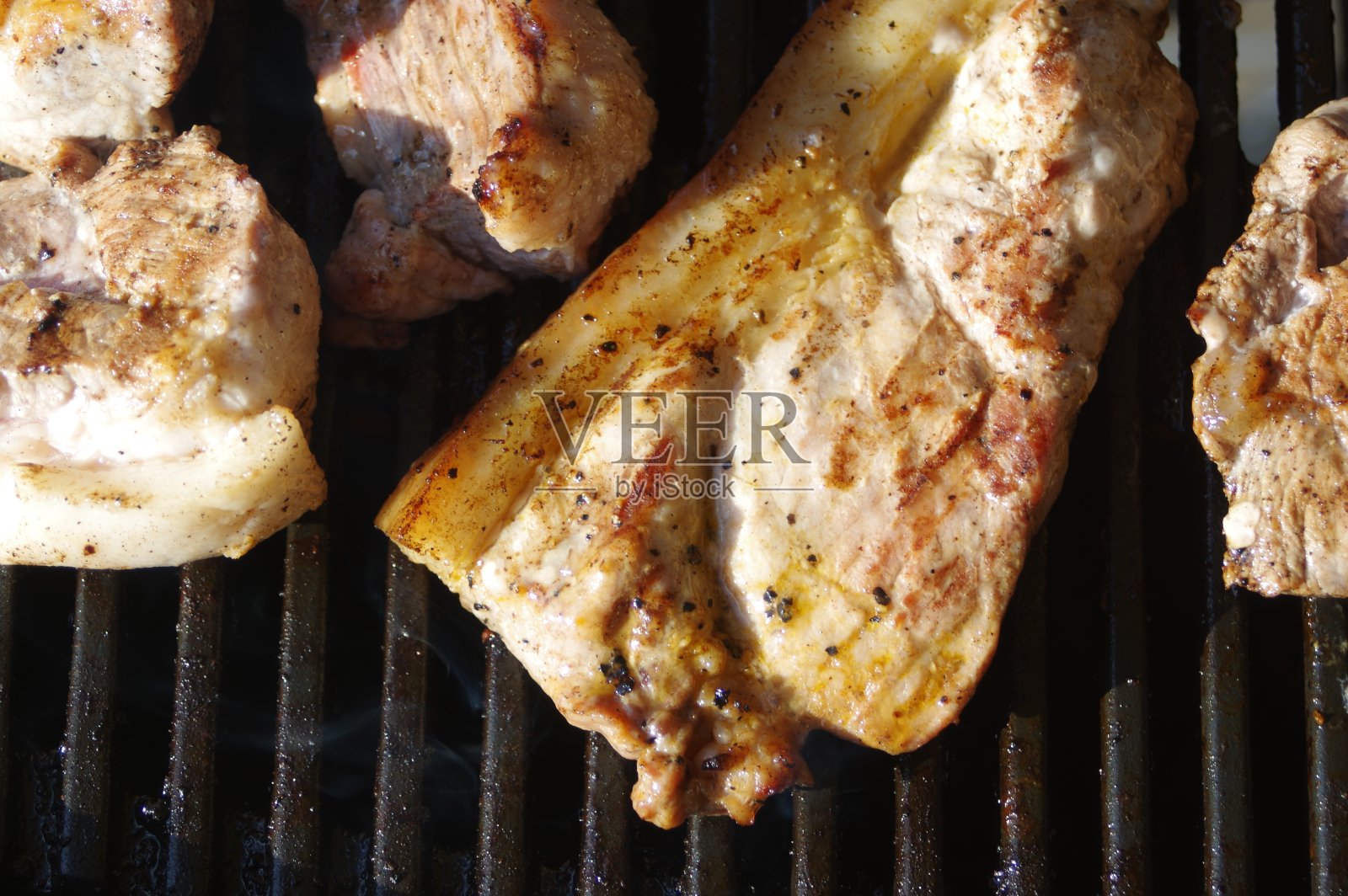 烧烤的特写,各种各样的肉照片摄影图片