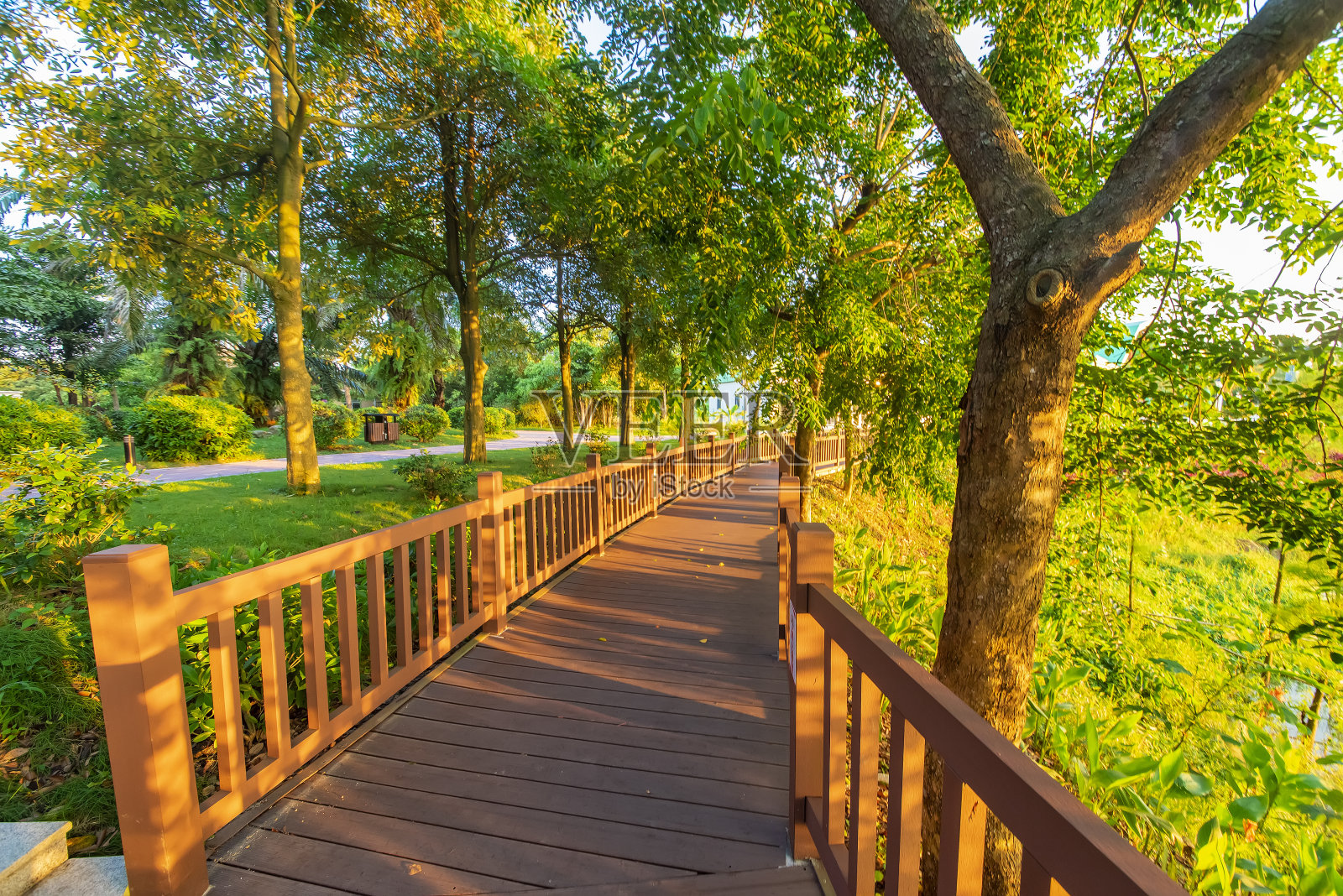 户外公园广场,日出和日落时有砖砌的人行道和木制的小路。照片摄影图片
