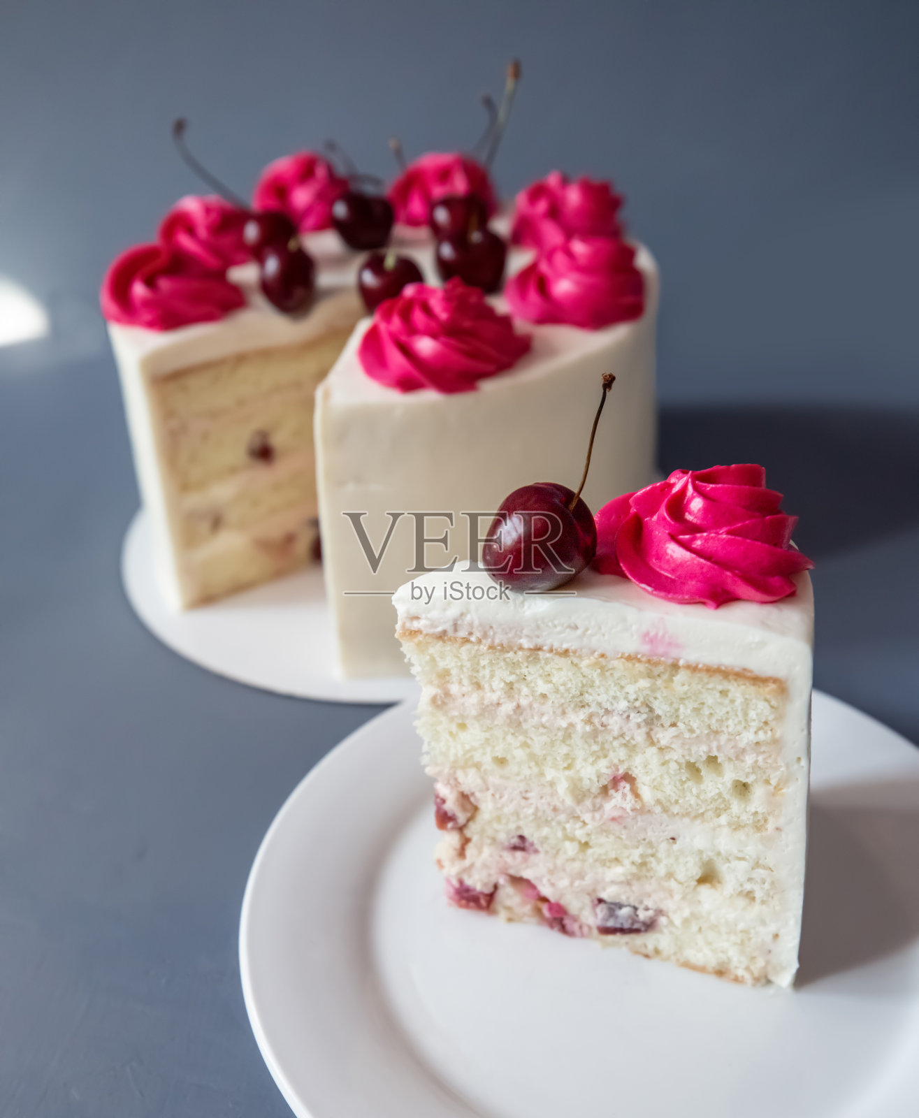 让人垂涎三尺的樱桃芝士蛋糕。用蓝色背景拍摄照片摄影图片