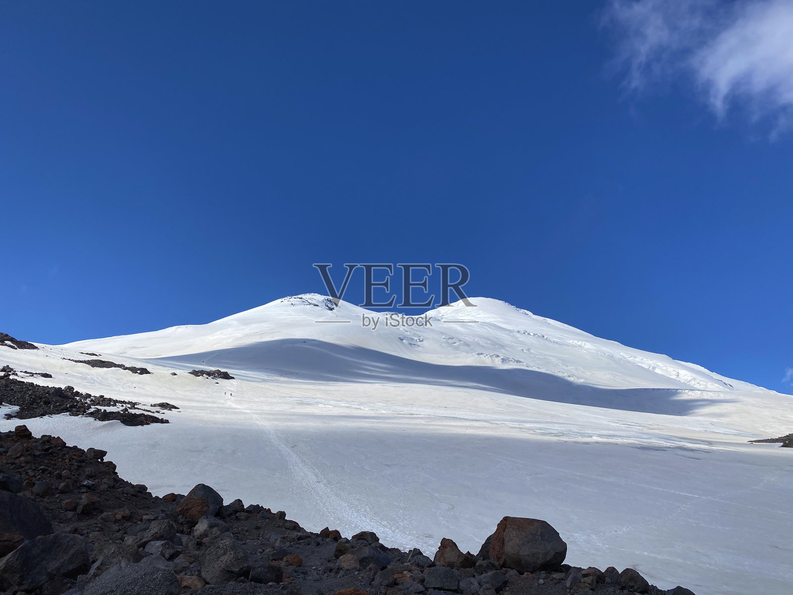厄尔布鲁士山的山。鸟瞰图,一个美丽的冬季山地景观。北部厄尔布鲁斯地区积雪的岩石斜坡。照片摄影图片