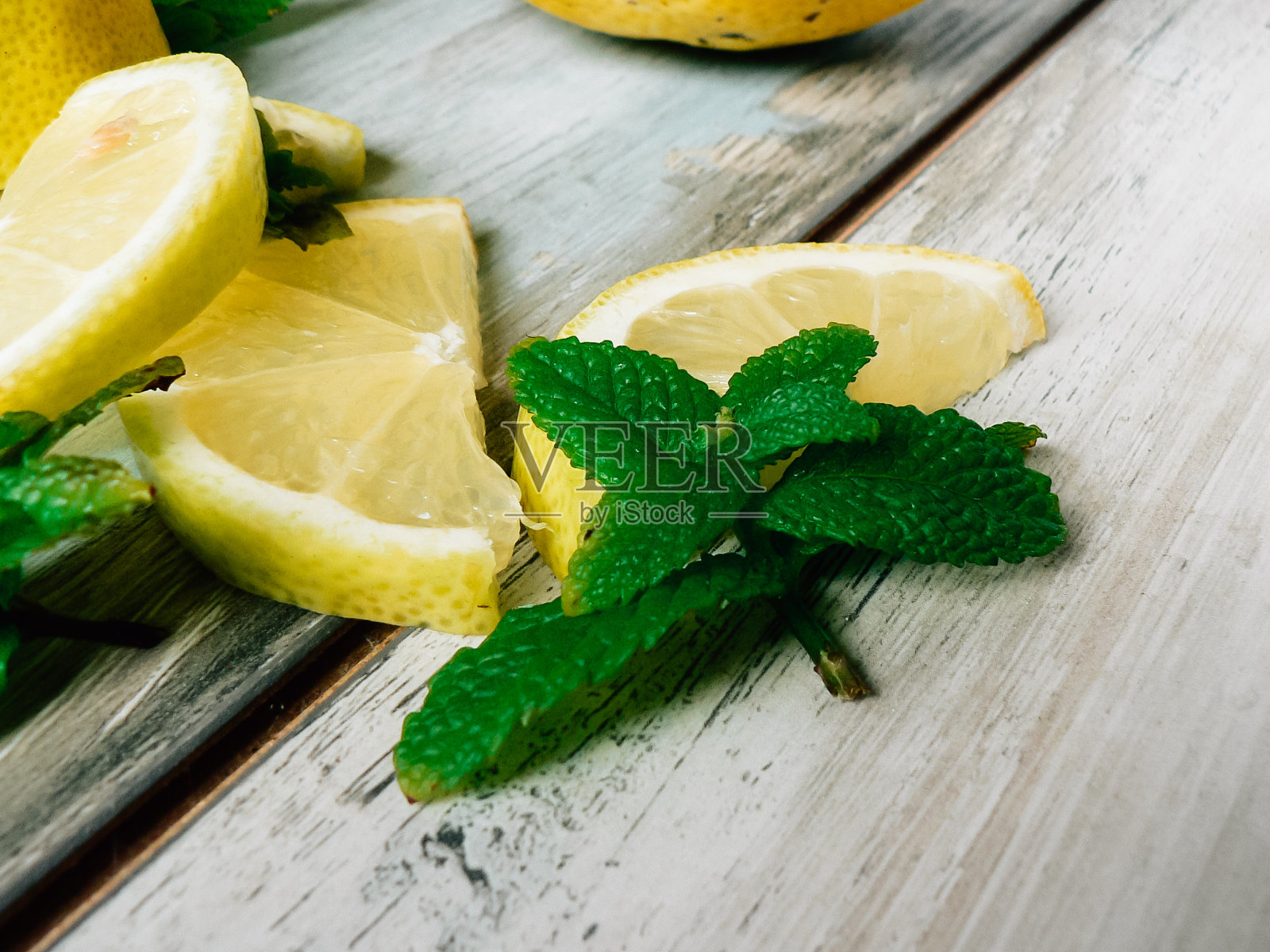 新鲜的有机柠檬,新鲜的薄荷叶,薄荷放在质朴的木桌上照片摄影图片