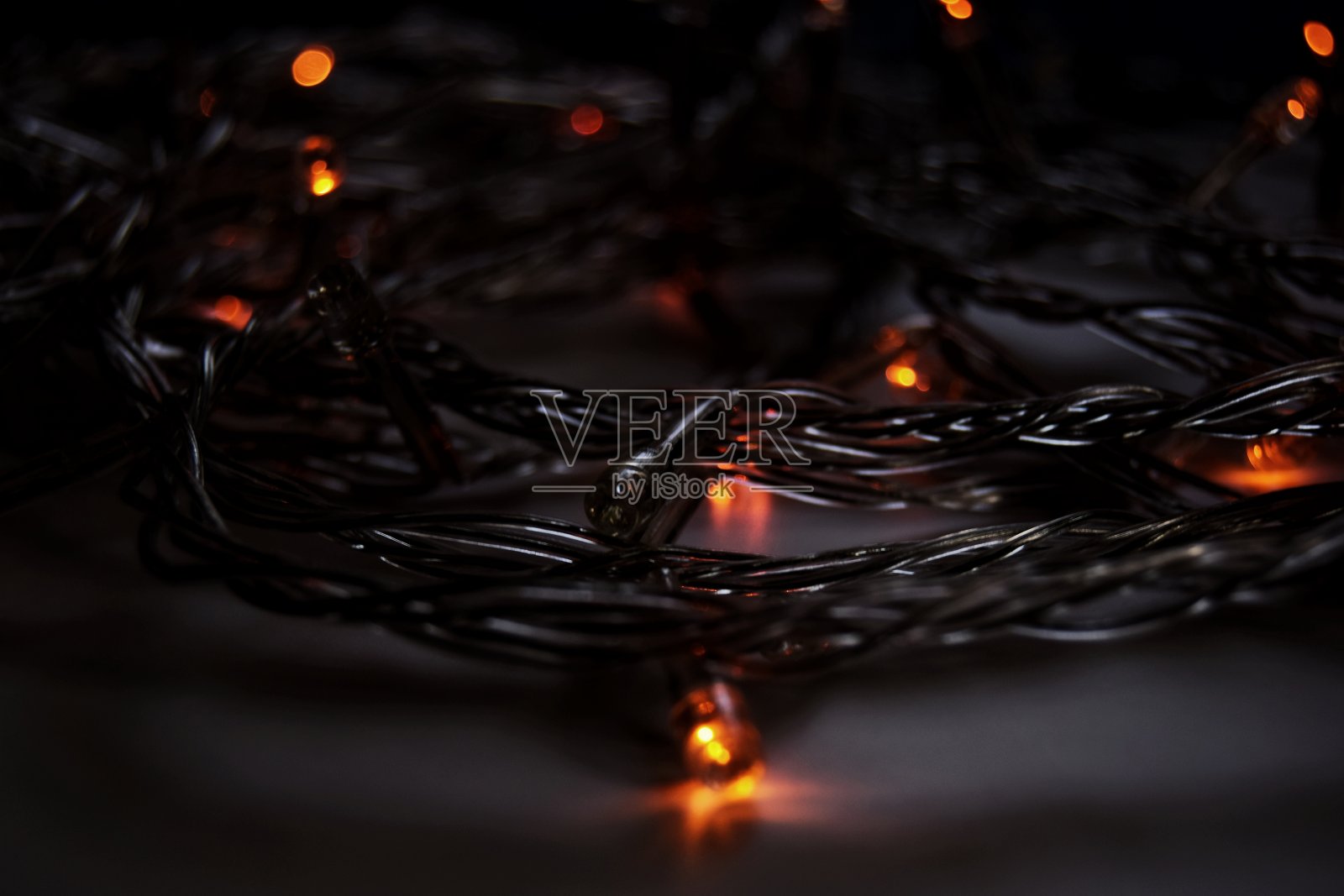 新年和圣诞节的概念。圣诞树的花环被不同的灯点亮。有选择性的重点照片摄影图片