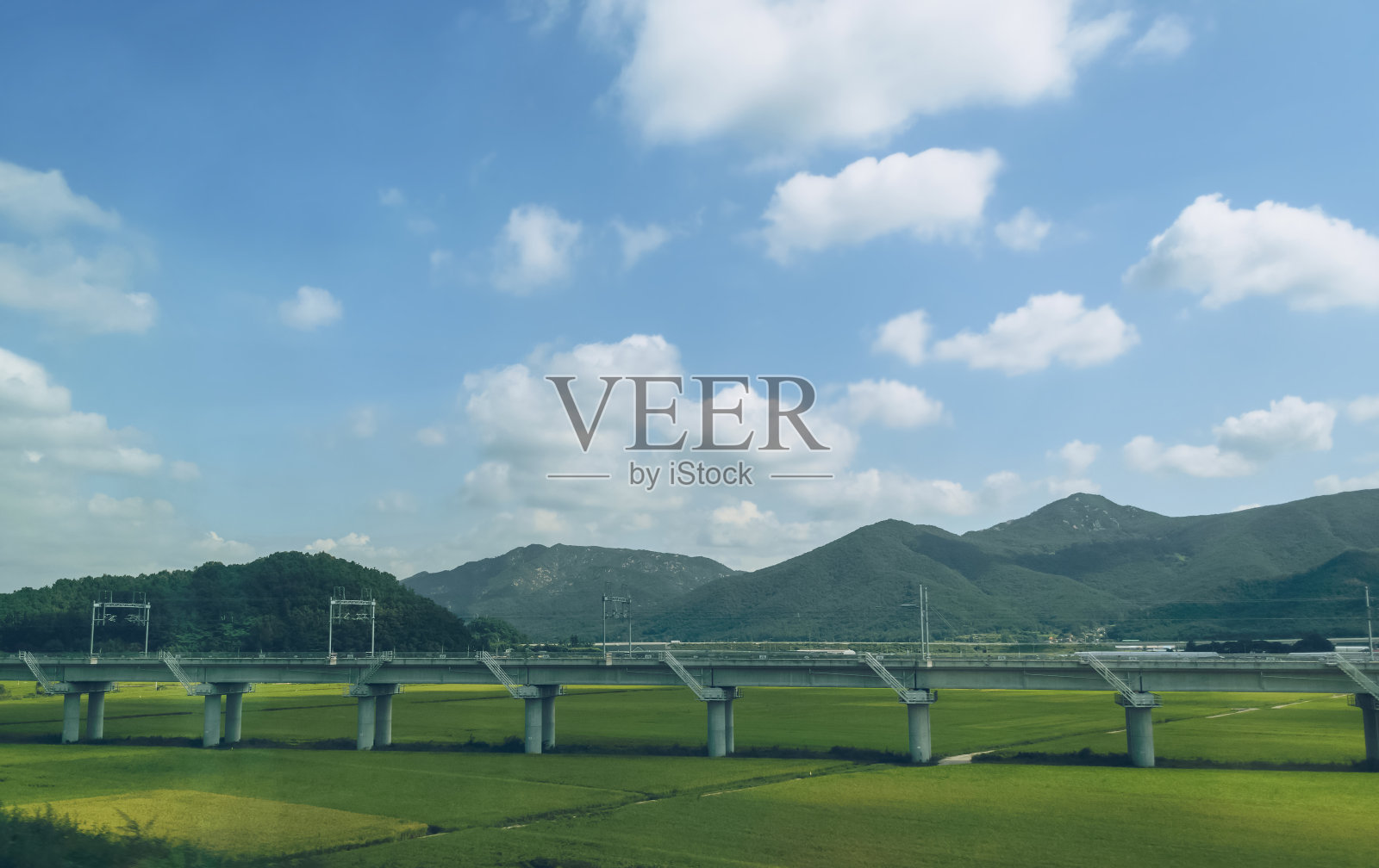 在韩国农村地区,从上面俯瞰绿色的农田和铁路照片摄影图片