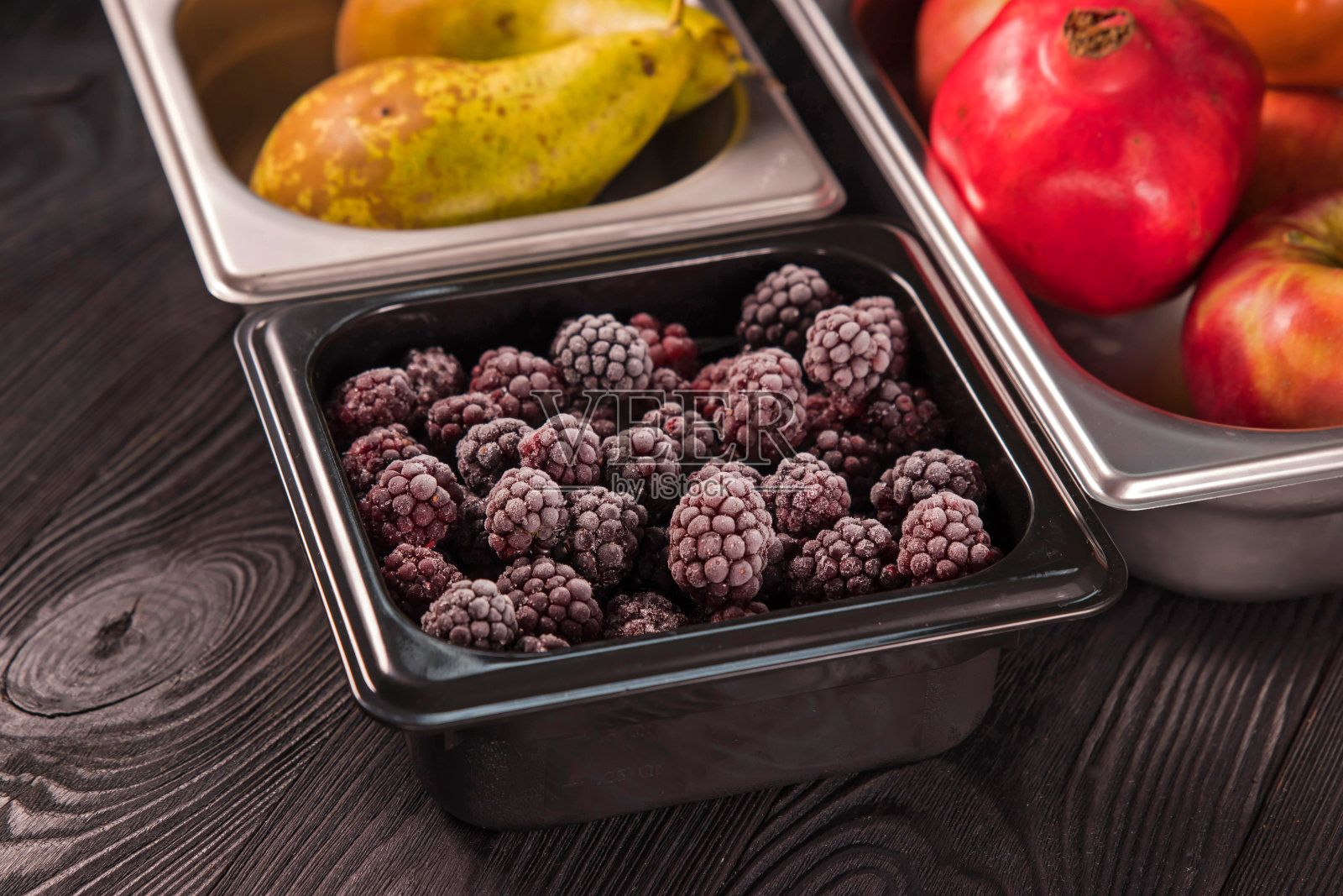 深色背景上铁盘里的水果照片摄影图片