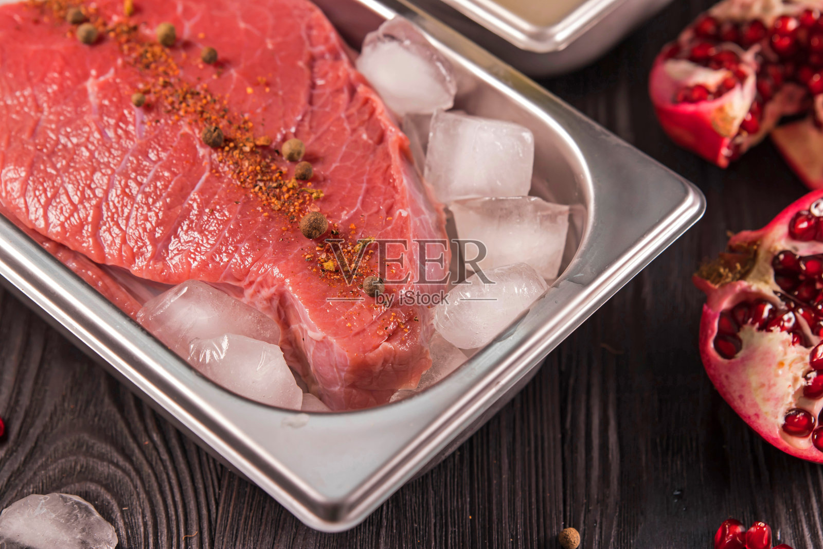 新鲜的肉和香料在冰照片摄影图片