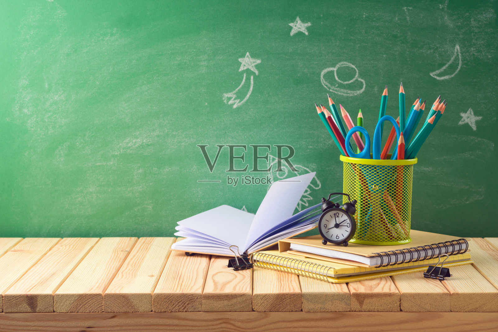 回到学校和教育理念与铅笔和笔记本在木桌上的黑板背景与复制空间照片摄影图片