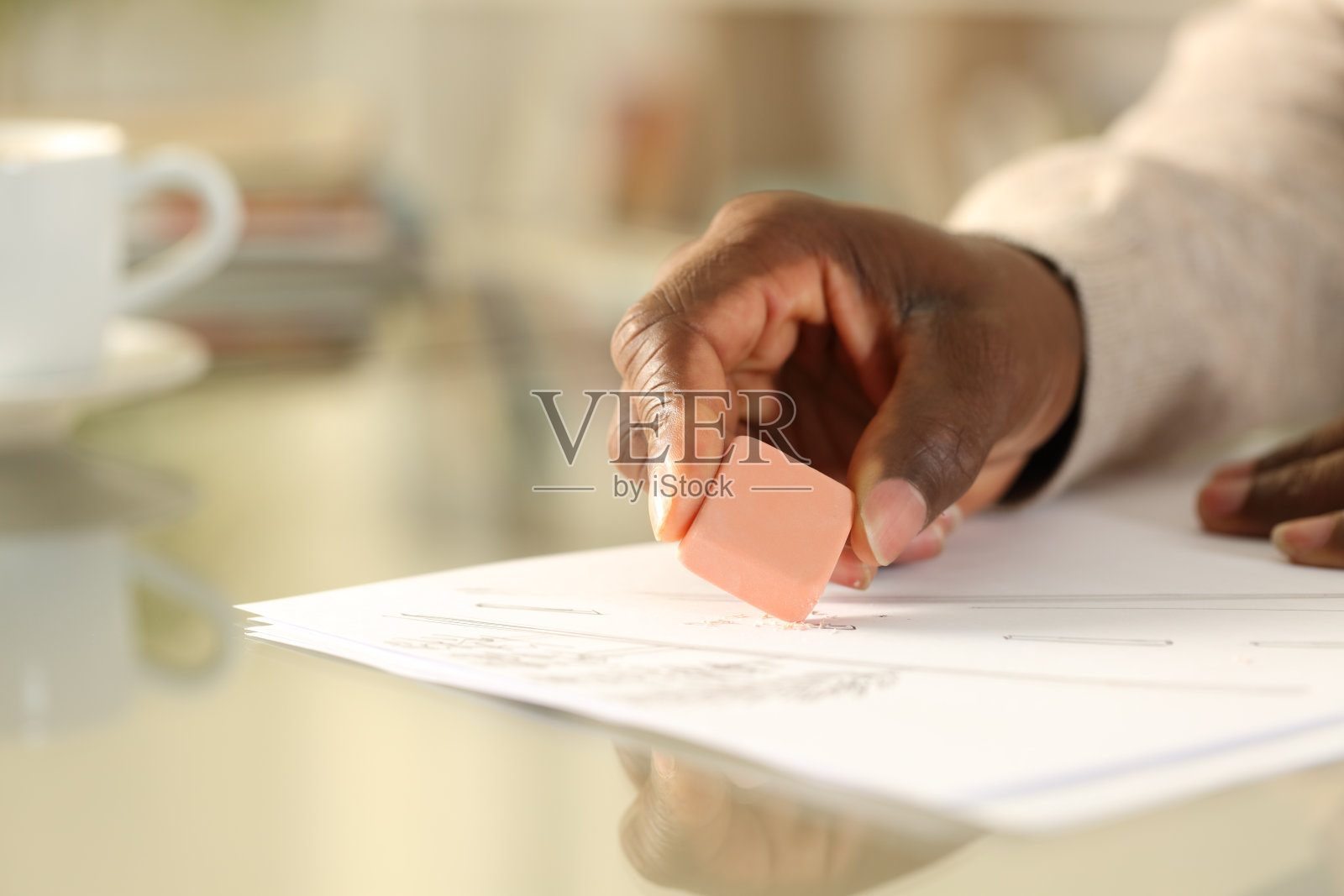 黑人在家里用橡皮擦手照片摄影图片