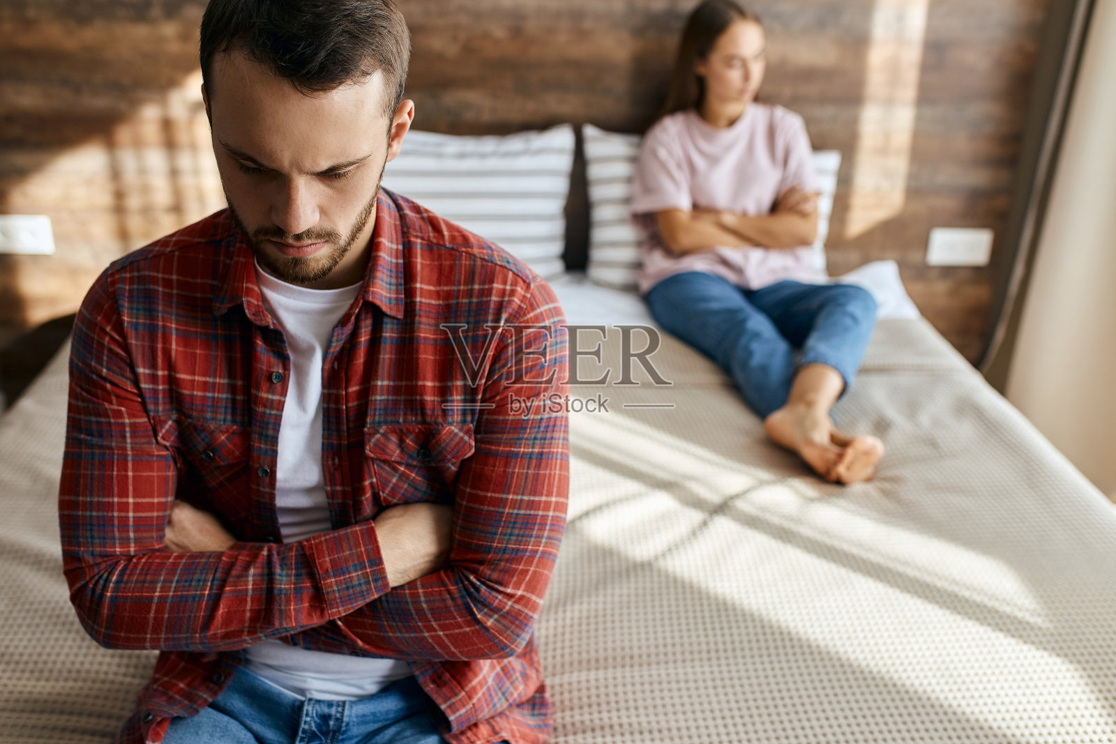 争吵后的年轻夫妇照片摄影图片