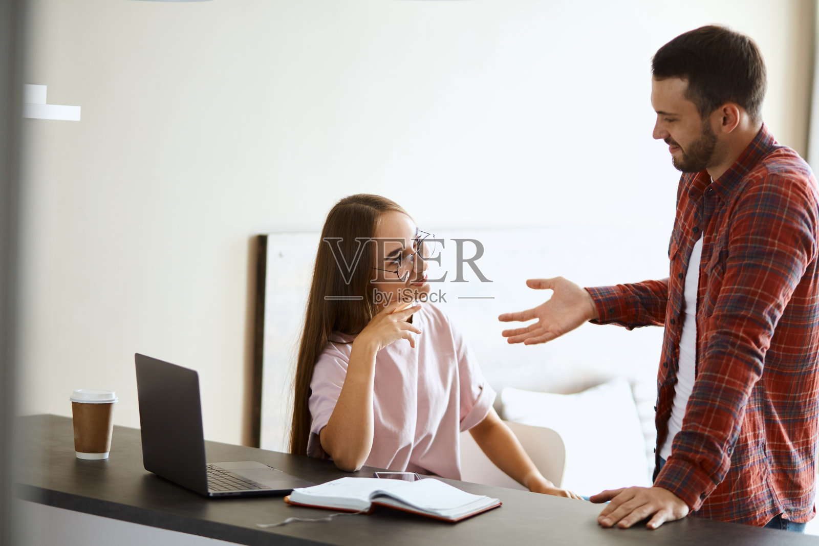 在家里快乐美丽的年轻人照片摄影图片