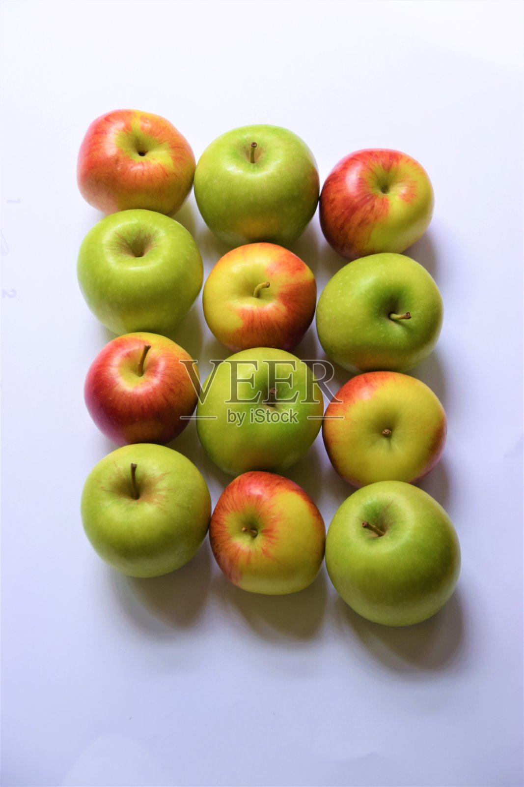 红色和绿色混合苹果在白色的背景照片摄影图片