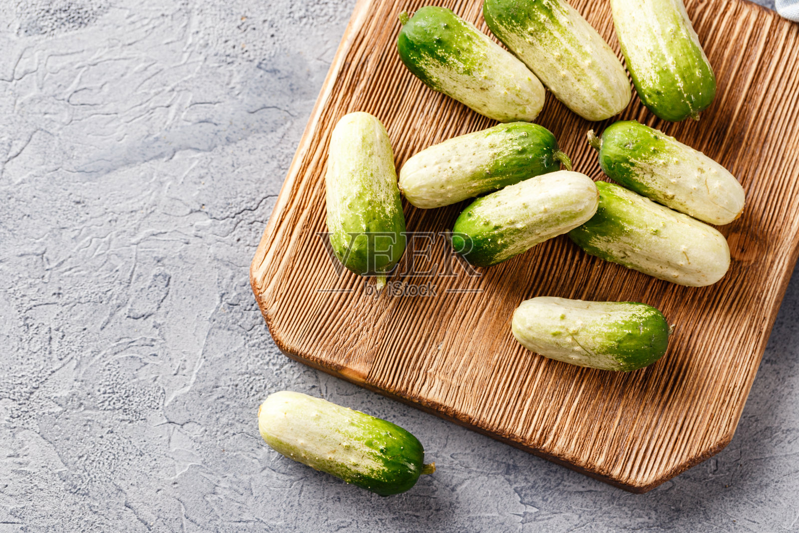 灰色背景上的小黄瓜照片摄影图片