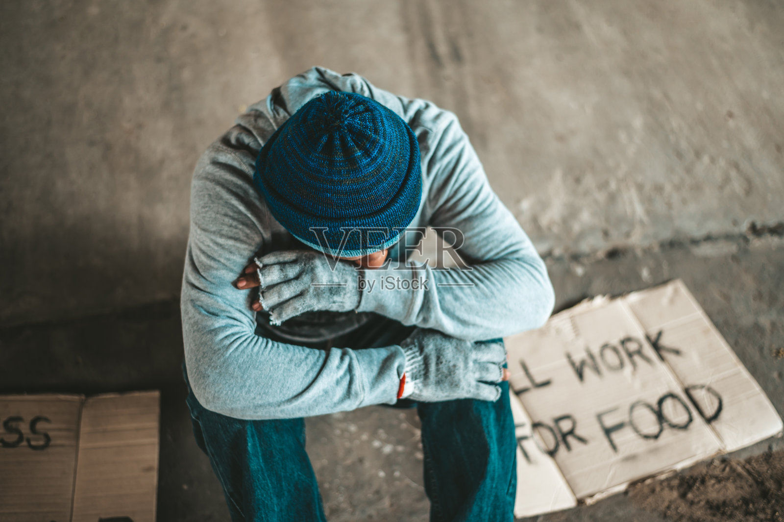 带着信息在桥下乞讨就能换到食物。照片摄影图片