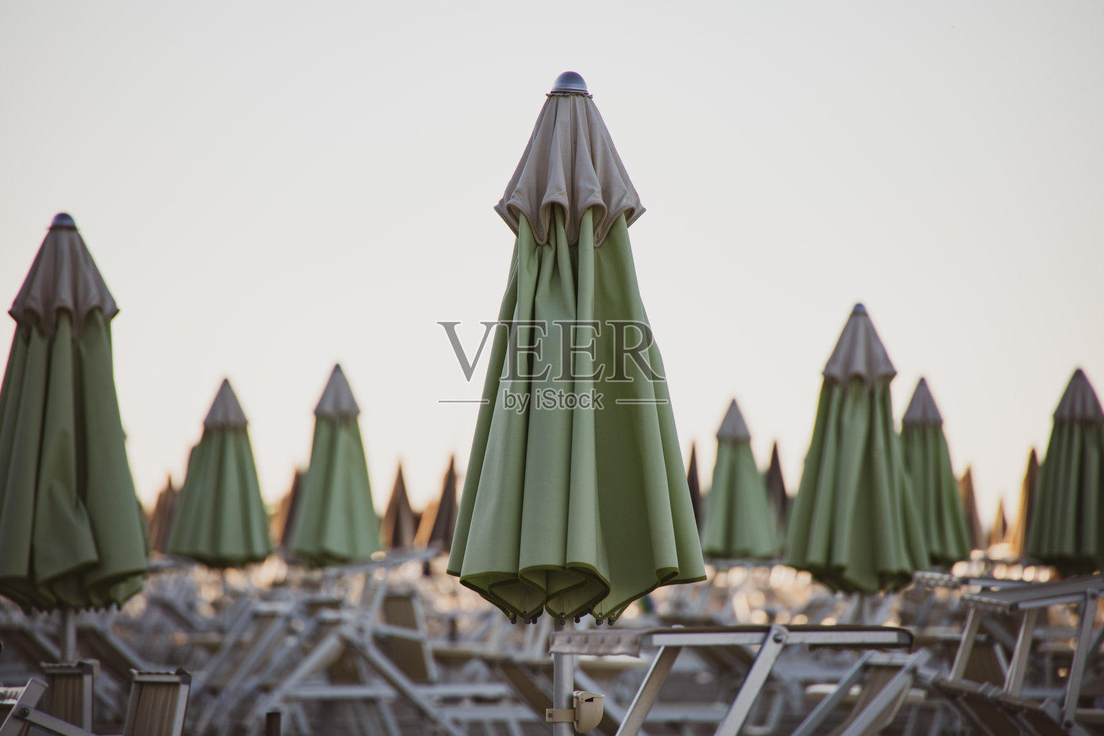 夕阳下的海滩,意大利亚得里亚海海岸照片摄影图片