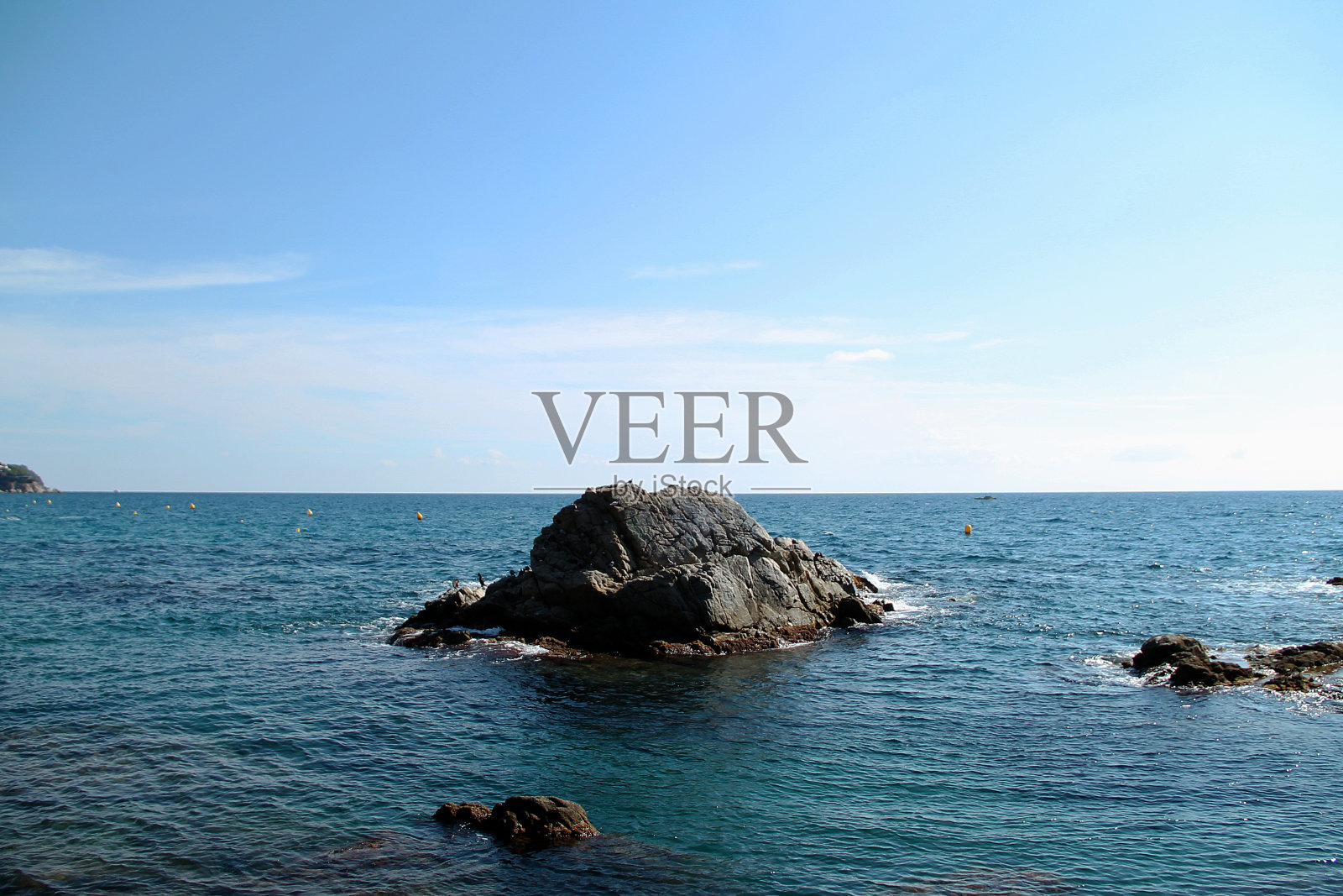 大海里的岩石。大海。美丽的岩石海岸与海浪,地平线和蓝天与云。地中海照片摄影图片