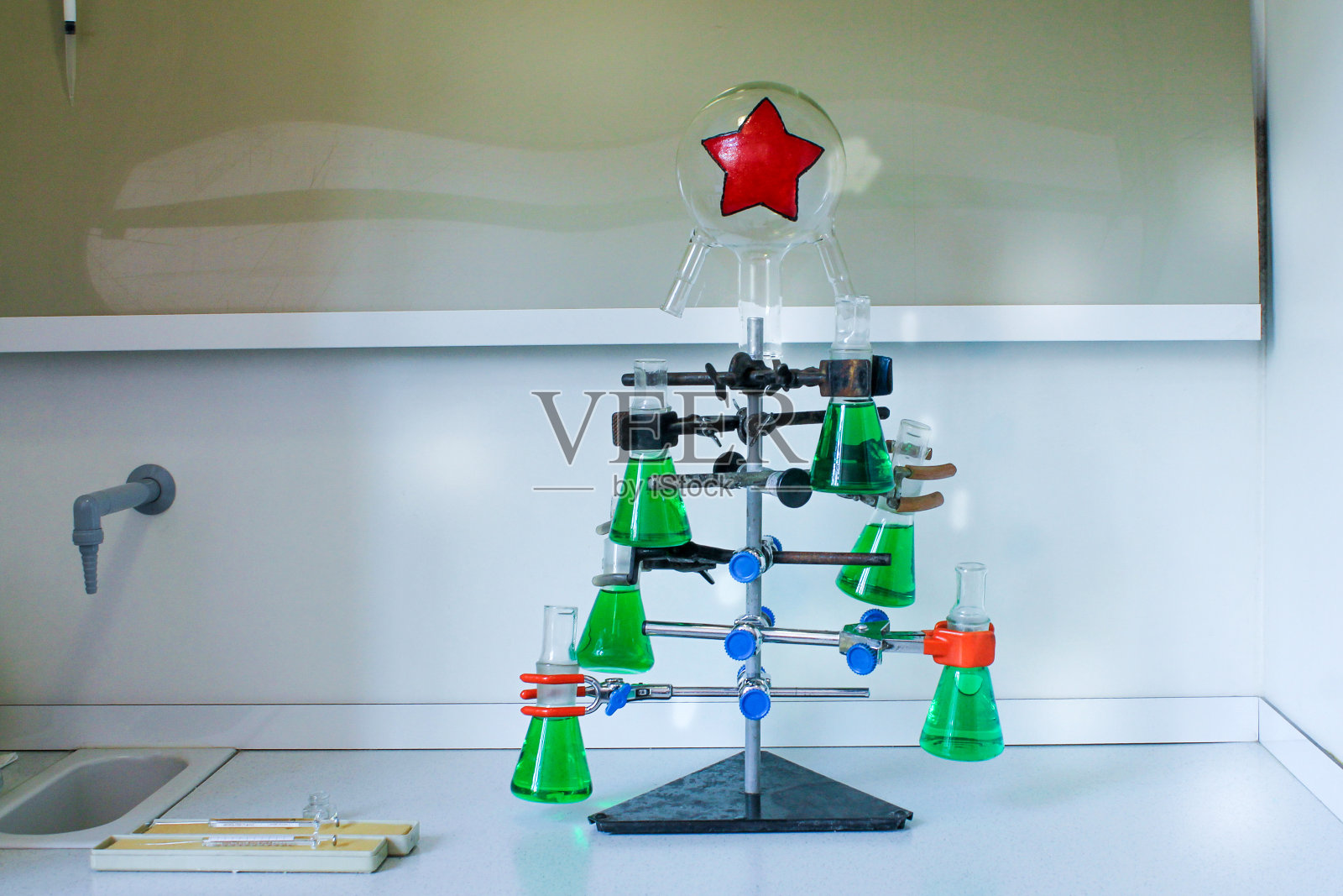 用装有绿色液体的烧瓶自制圣诞树。照片摄影图片