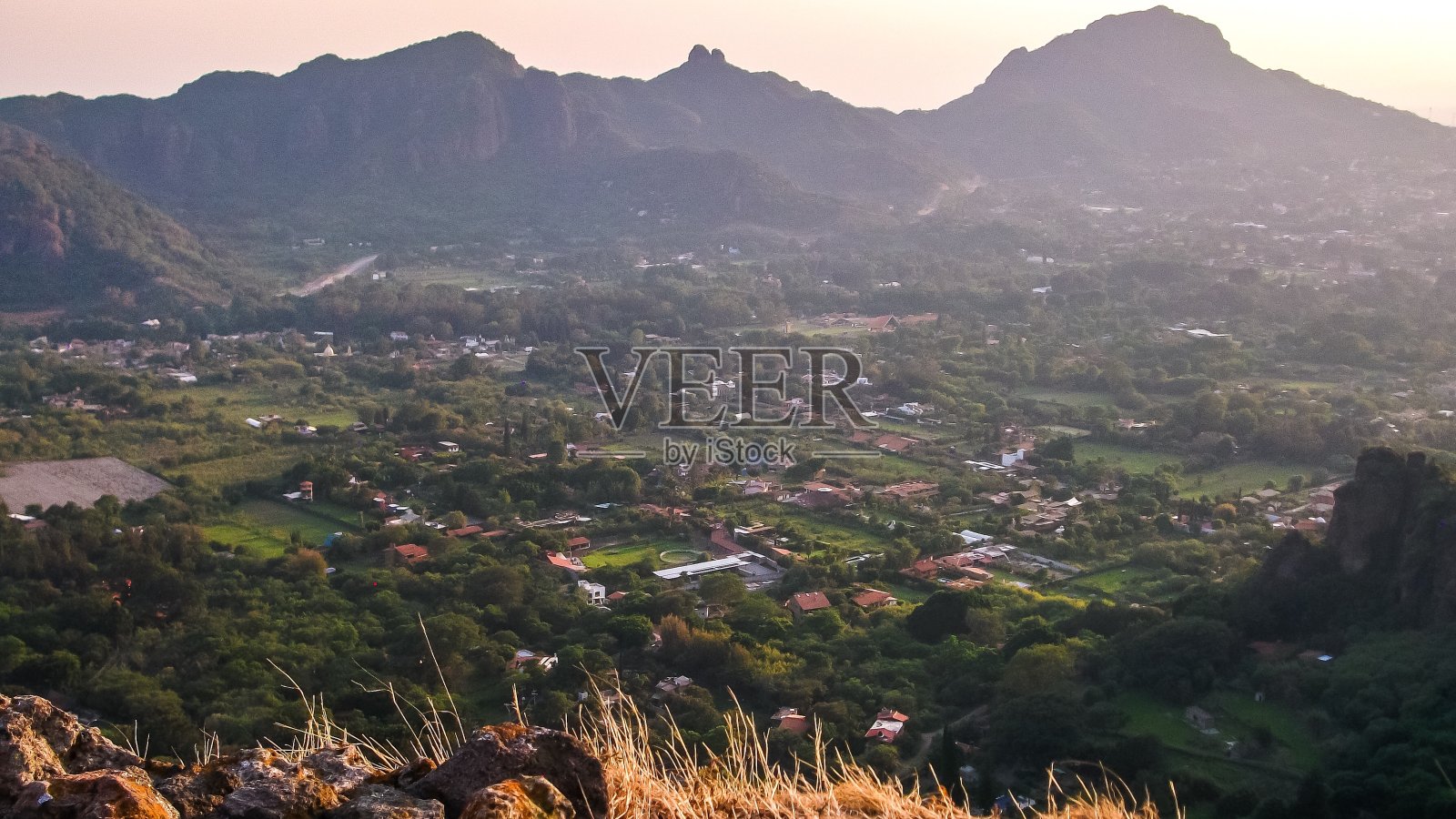 俯视Tepoztlán魔幻小镇照片摄影图片