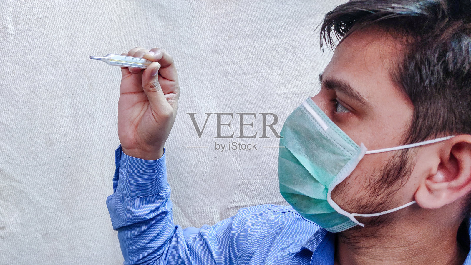 手拿温度计检查温度照片摄影图片