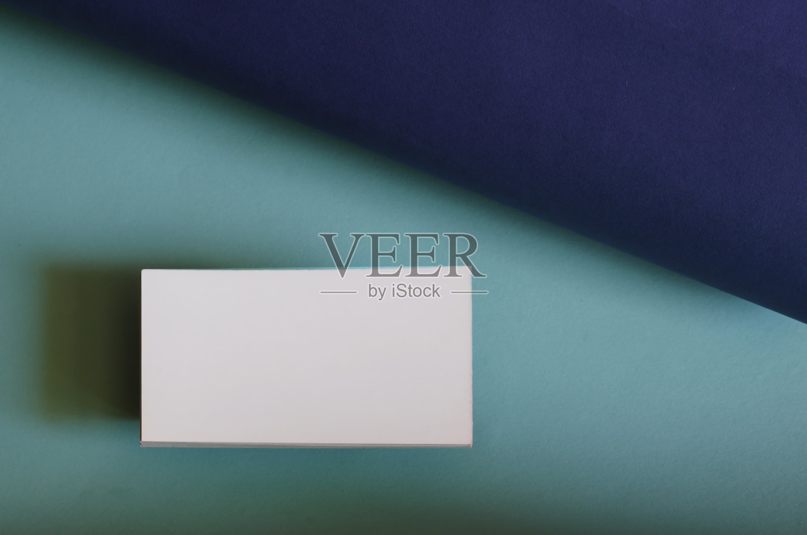 空白名片上的两色背景。照片摄影图片