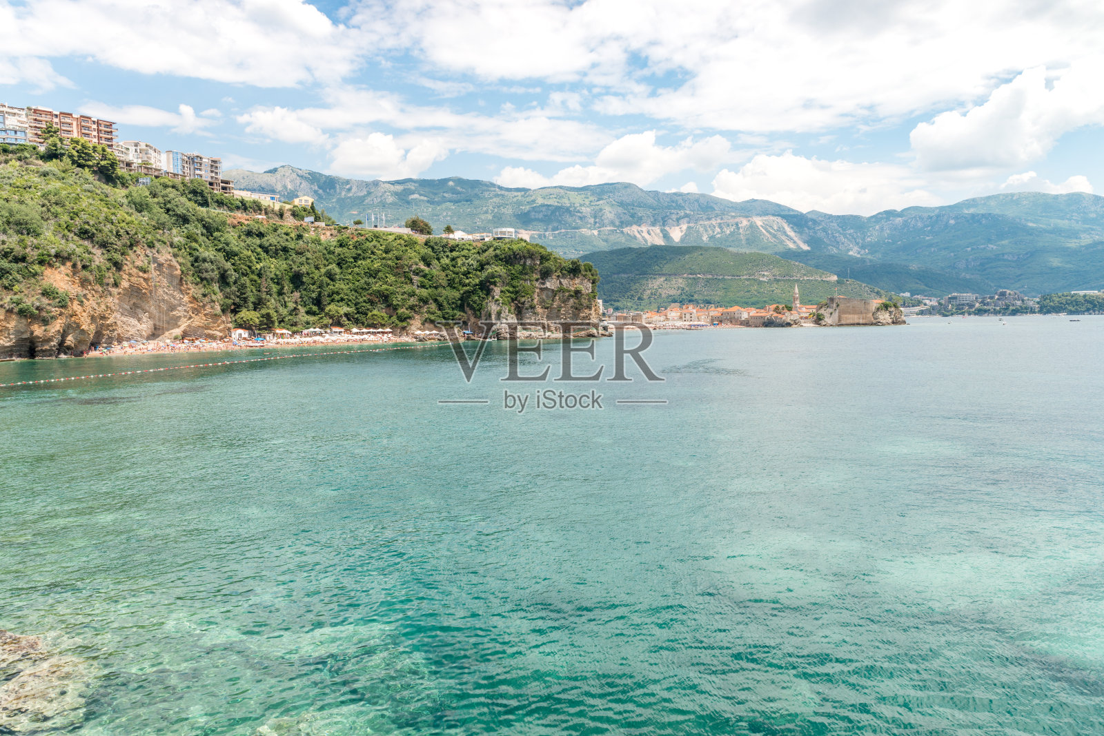 布瓦附近的亚得里亚海海岸线照片摄影图片