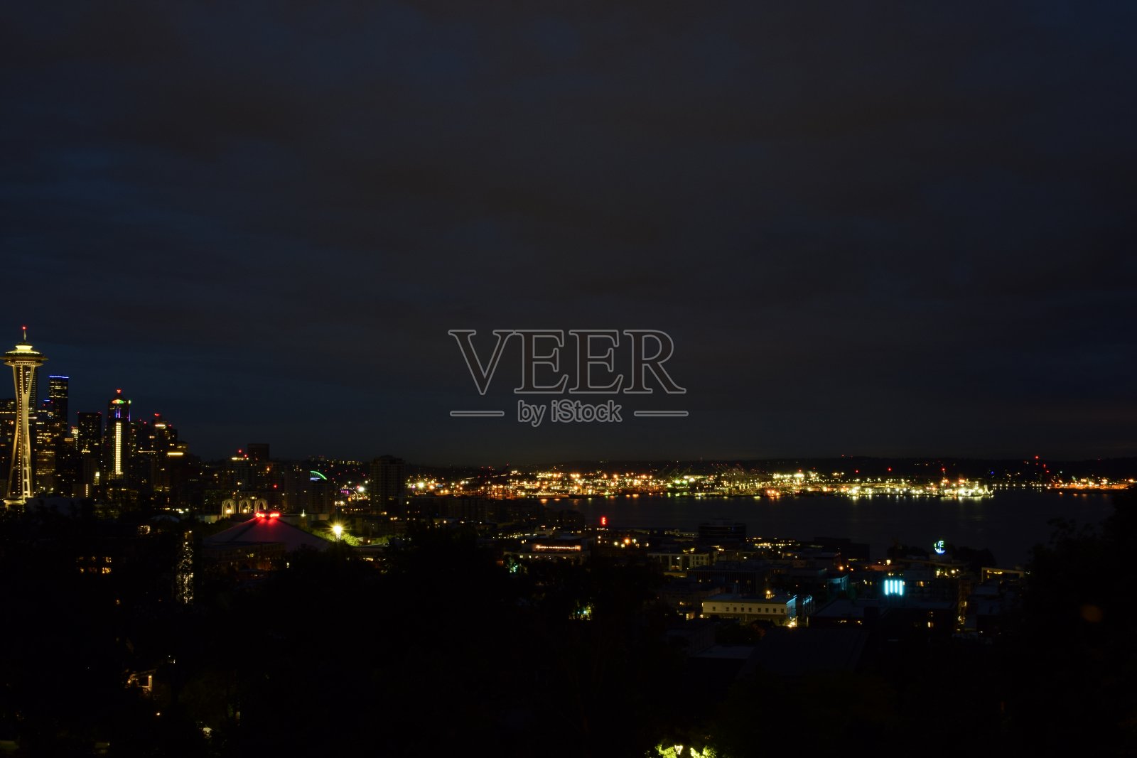 照亮夜空下的天际线照片摄影图片