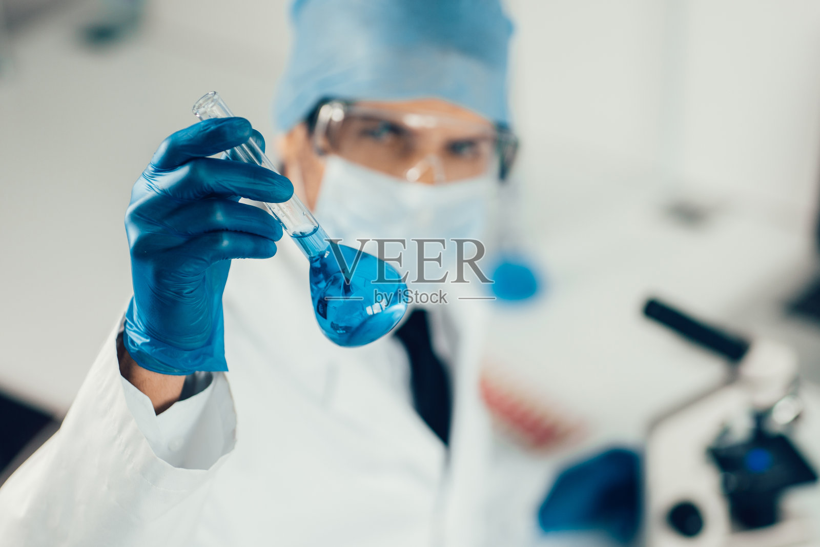 关闭了。研究人员手中的药瓶照片摄影图片