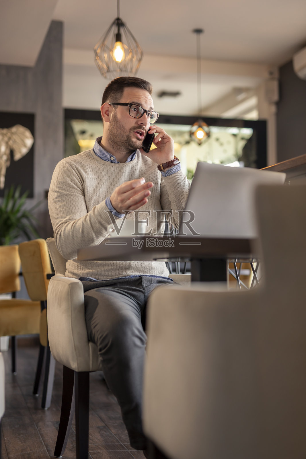 正在打电话的男人照片摄影图片